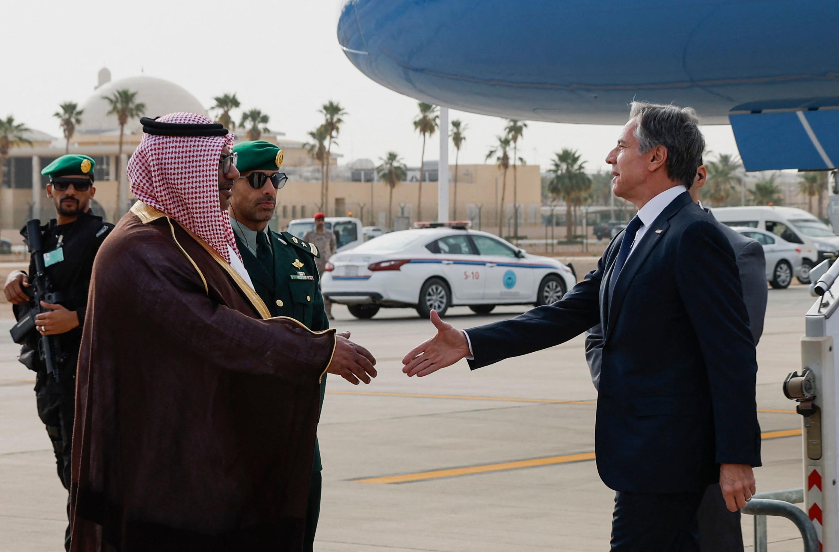 Le secrétaire d'Etat américain est arrivé à Riyad ce lundi, où il a été accueilli par le ministre des Affaires étrangères saoudien. EVELYN HOCKSTEIN / POOL / AFP