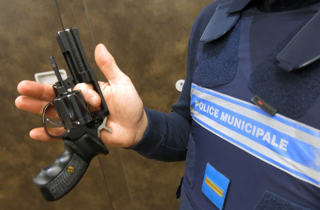 <b></b> Dans certaines villes, comme ici à Poissy, les policiers municipaux sont armés