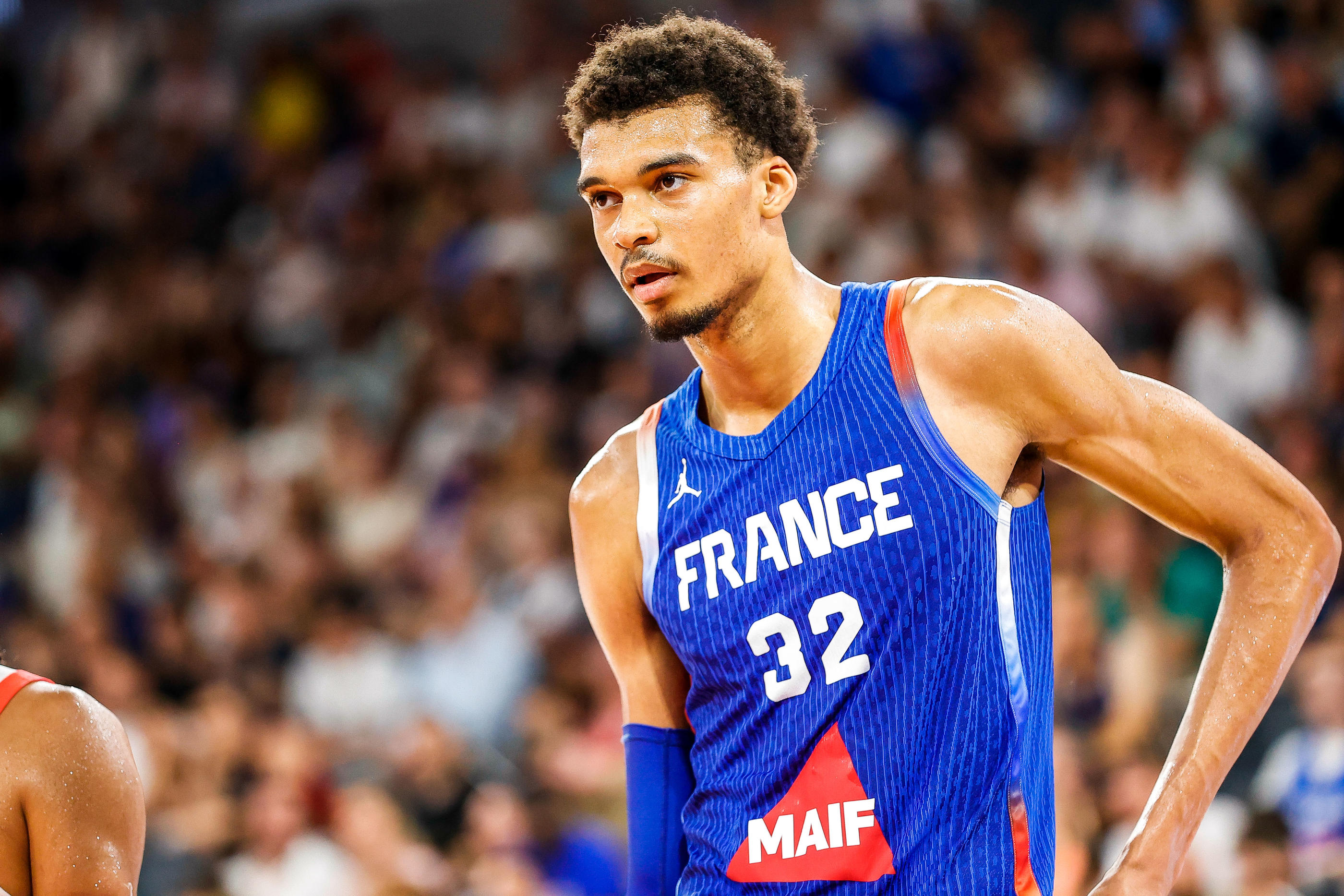 Victor Wembanyama et les Bleus se sont entraînés pour la première fois ce mardi sur le parquet du stade Pierre-Mauroy à Villeneuve d'Ascq.  (Loic Baratoux/Icon Sport)