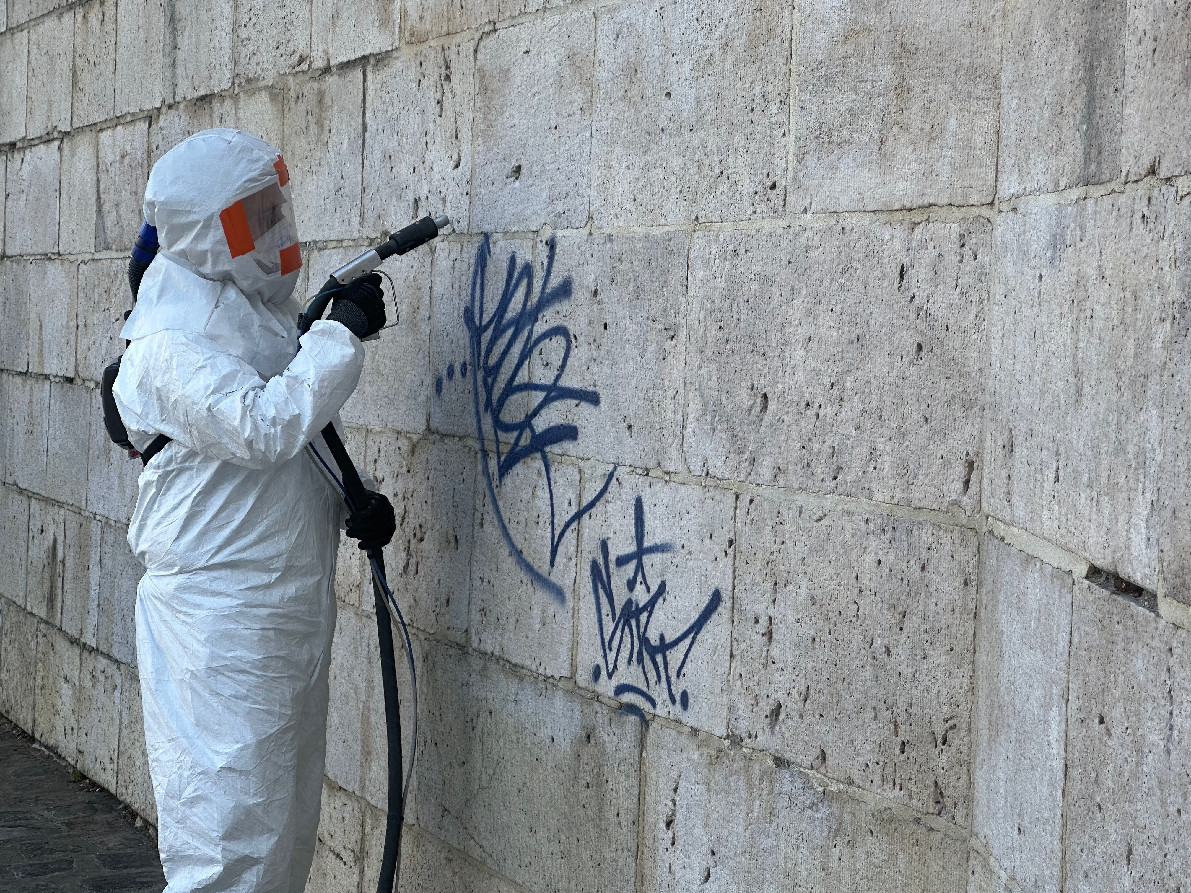 Quai de Bourbon (IVe), le 17 juillet 2023. D'après la Ville, près de 3 500 signalements pour des graffitis sont effectués chaque semaine à Paris. LP/Paul Abran