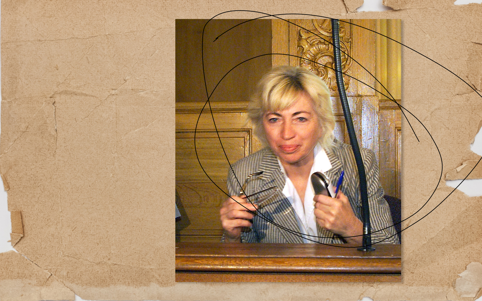 Rodica Negroiu s'installant dans le box des accusés de la cour d'assises de Meurthe-et-Moselle. AFP/Damien Meyer