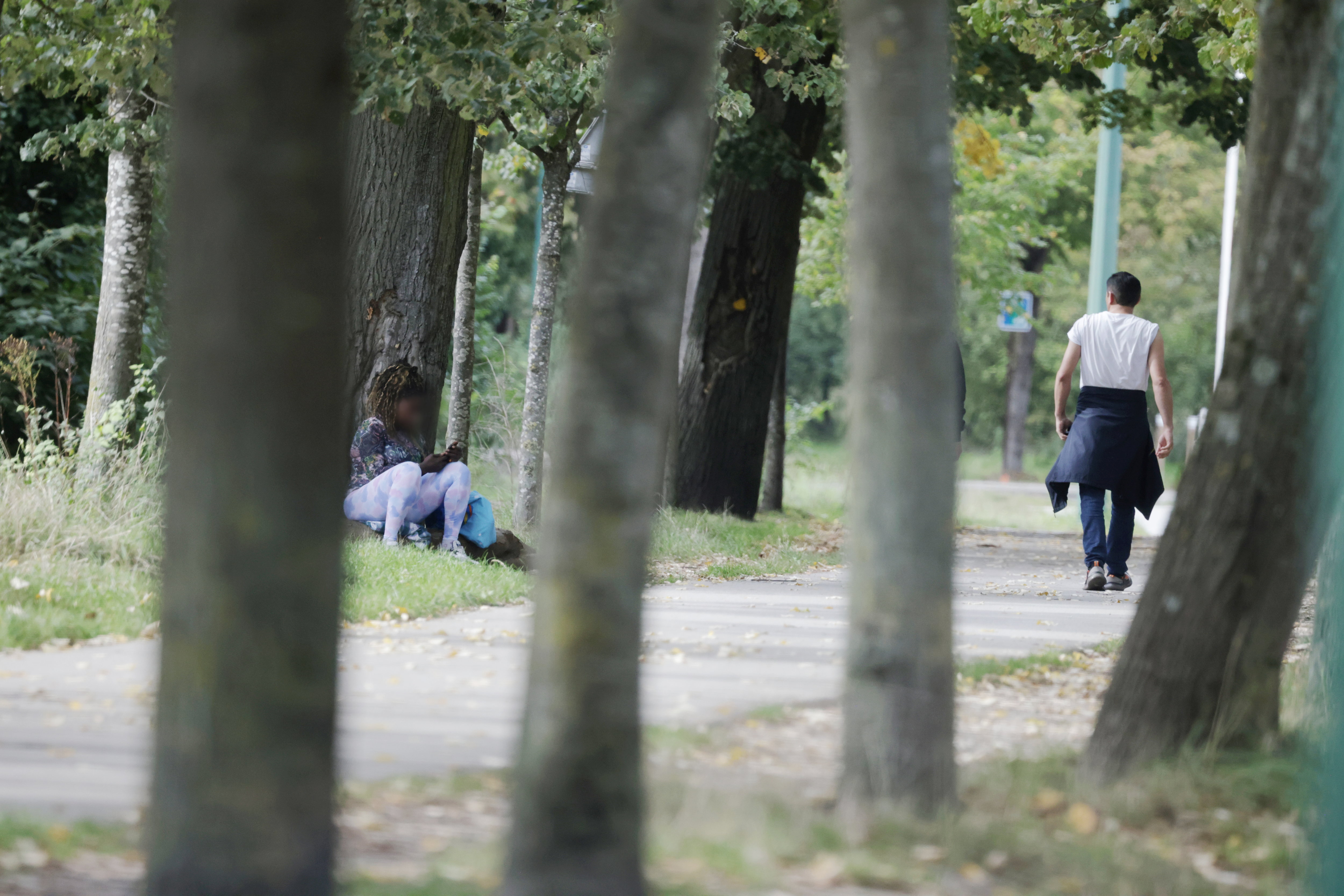 La prostitution, très visible par endroits dans le bois de Vincennes (ici fin septembre), fait partie des sujets d'inquiétude pour les familles qui s'y promènent. LP/Olivier Arandel
