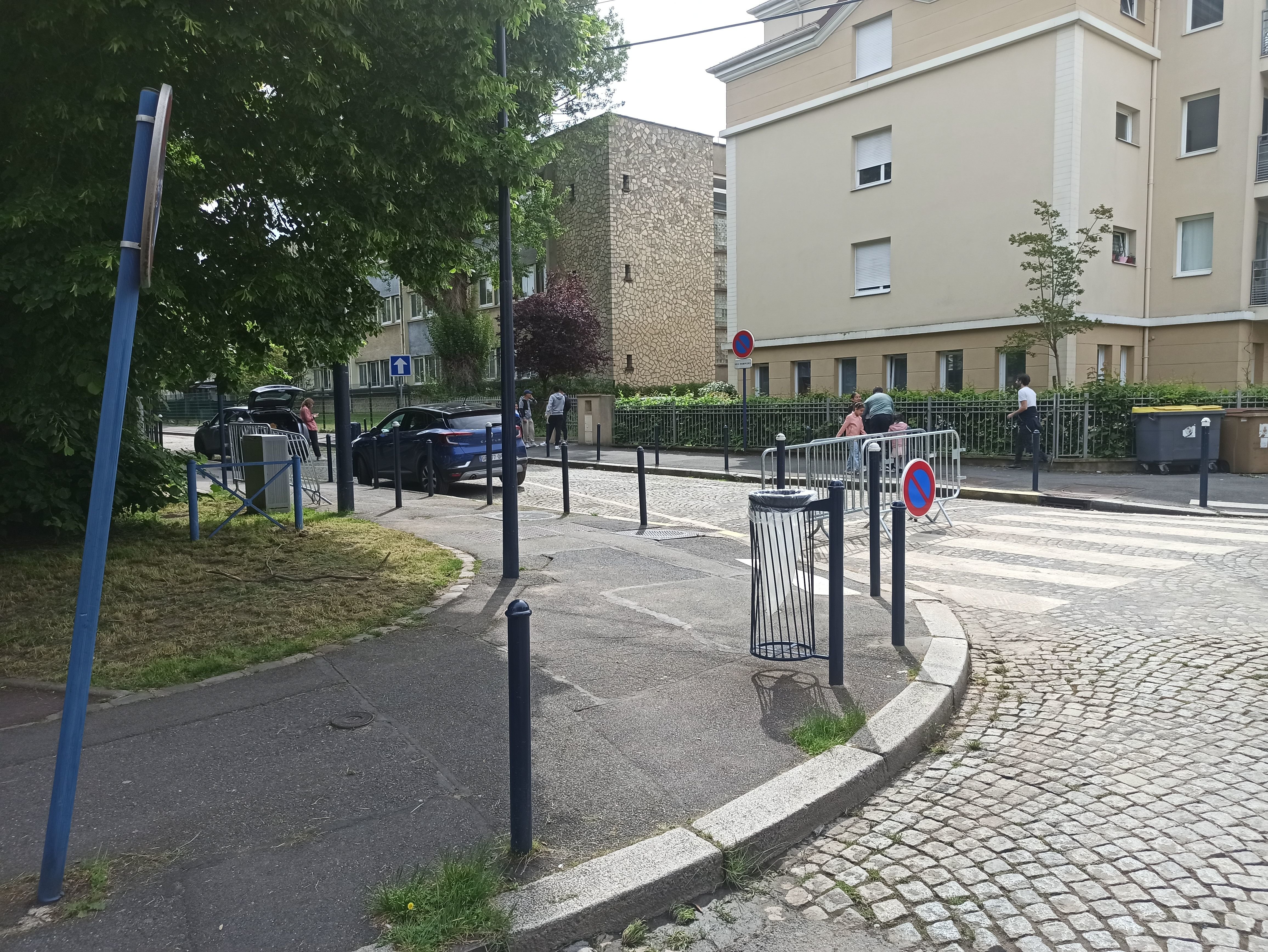 Dugny (Seine-Saint-Denis), ce jeudi 17 mai. C'est à l'angle des rues Henri-Barbusse et Charles-Guénard que Mehdi Boulenouane a été tué, à deux pas de deux écoles primaires. LP/Quentin Célet