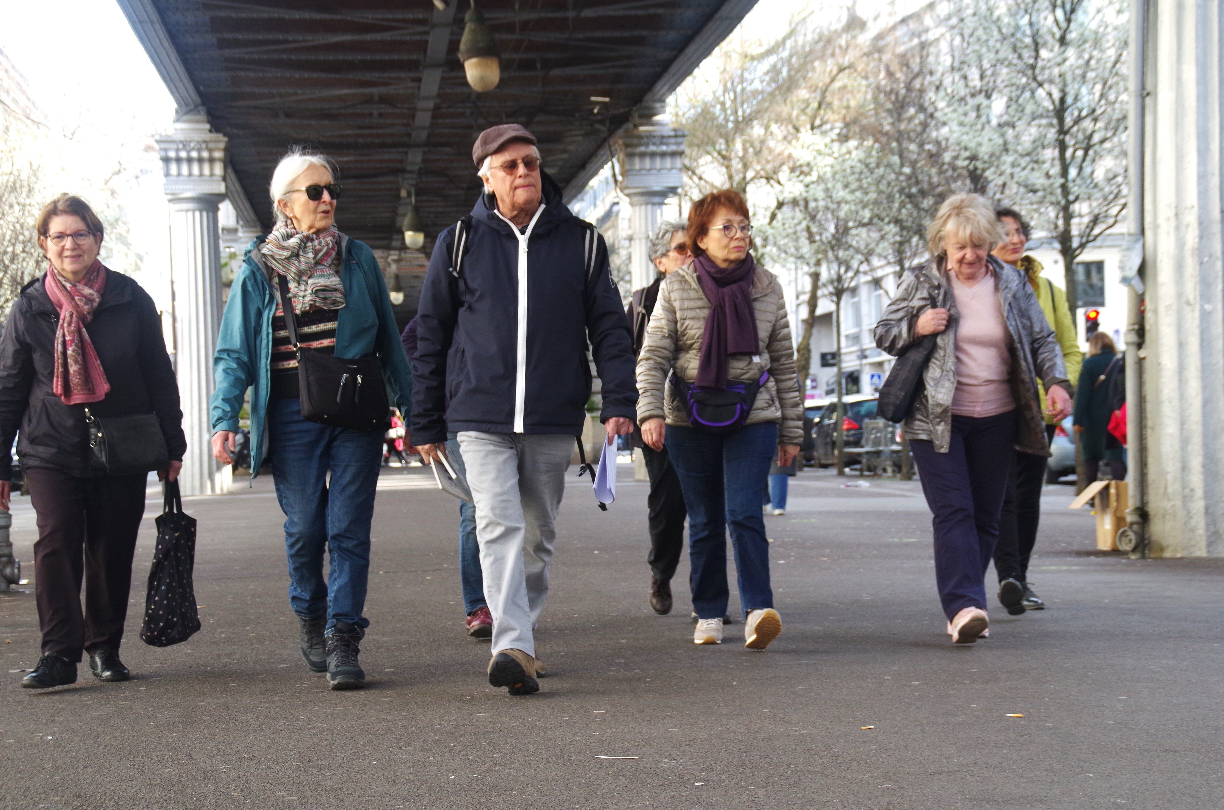 Paris (XVe), le 14 mars 2024. Au départ de la station de métro La Motte-Picquet-Grenelle, le petit groupe du jour part pour 2h30 de marche « à allure lente », avec le guide du jour, Jacques. LP/Alexis Bisson
