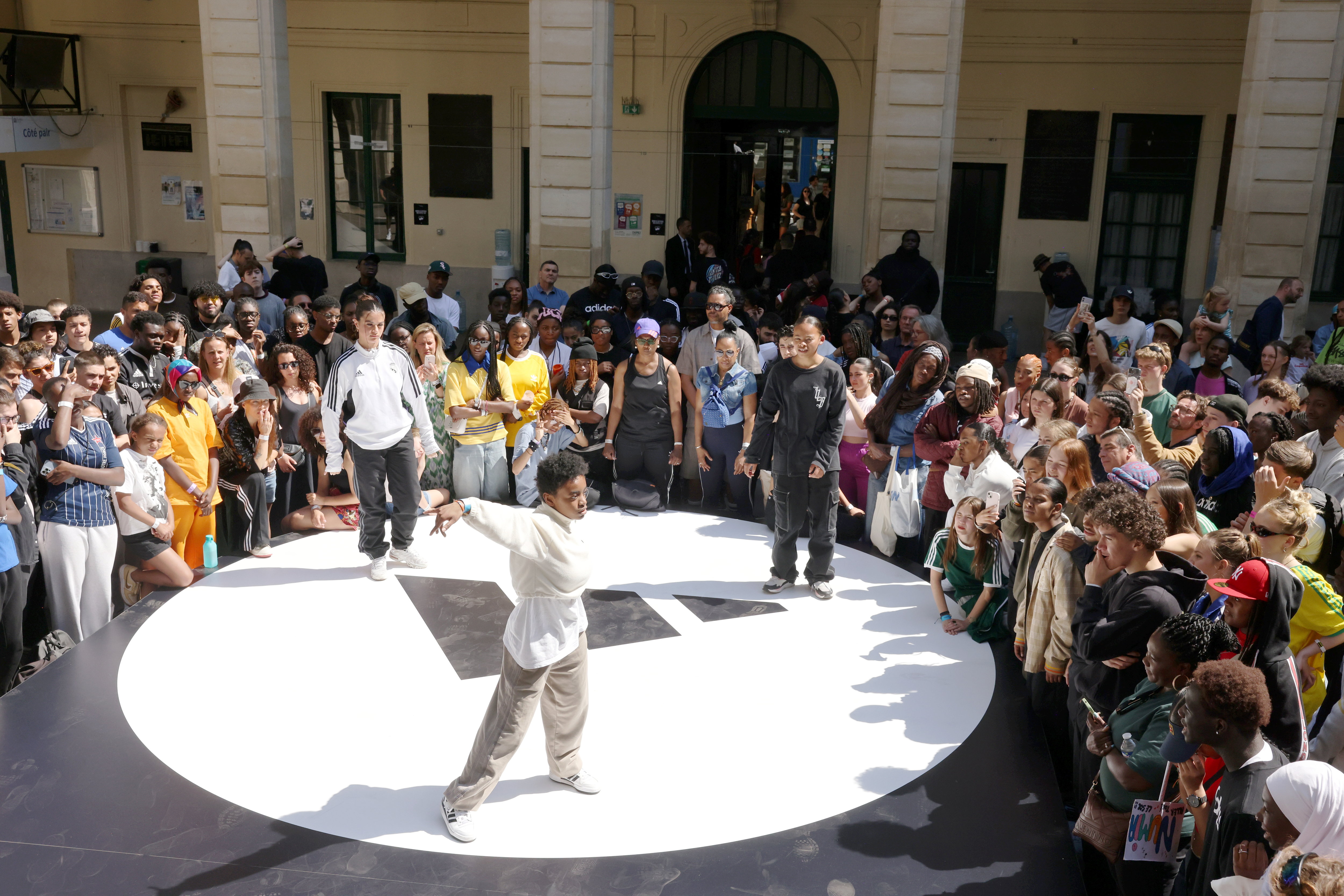 Lycée Turgot, Paris (IIIe), samedi 3 juin. Des battles de hip-hop ont été organisées par Adidas, sous les yeux notamment de la danseuse Carlota Dudek. LP/Olivier Lejeune