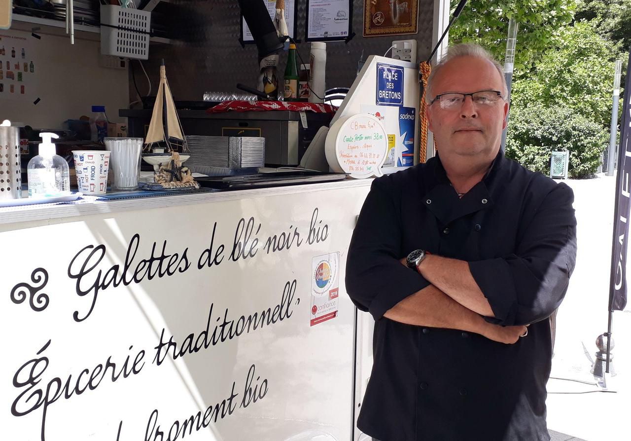 <b></b> Asnières, 11 juillet 2020. Fabrice Pincemin, restaurateur, a passé une annonce sur la plateforme de jobs d’été lancée par la ville d’Asnières.