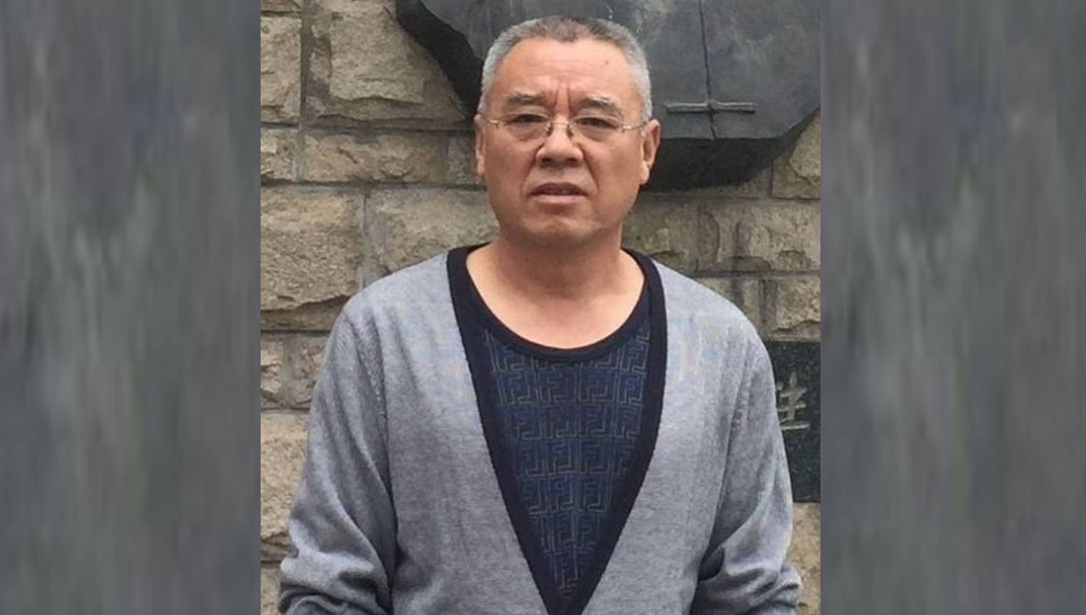 Yijie He a disparu depuis le 13 décembre dernier. L'homme de 66 ans mesure 1,66m pour 72kg. Le jour de sa disparition, il portait un manteau vert, un béret à carreaux et des baskets rouge bordeaux. DR