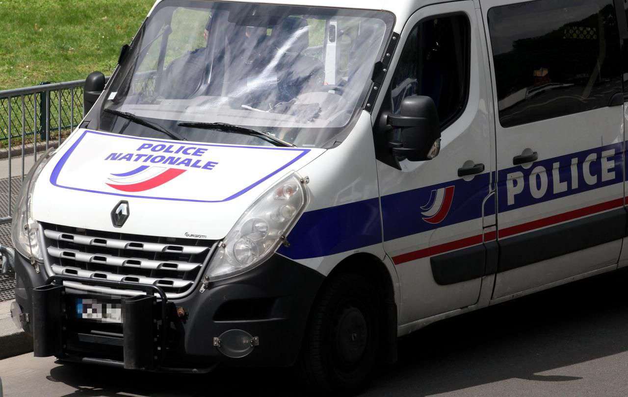 París, Francia - 21 de mayo de 2016: la gente en cola Les Journees