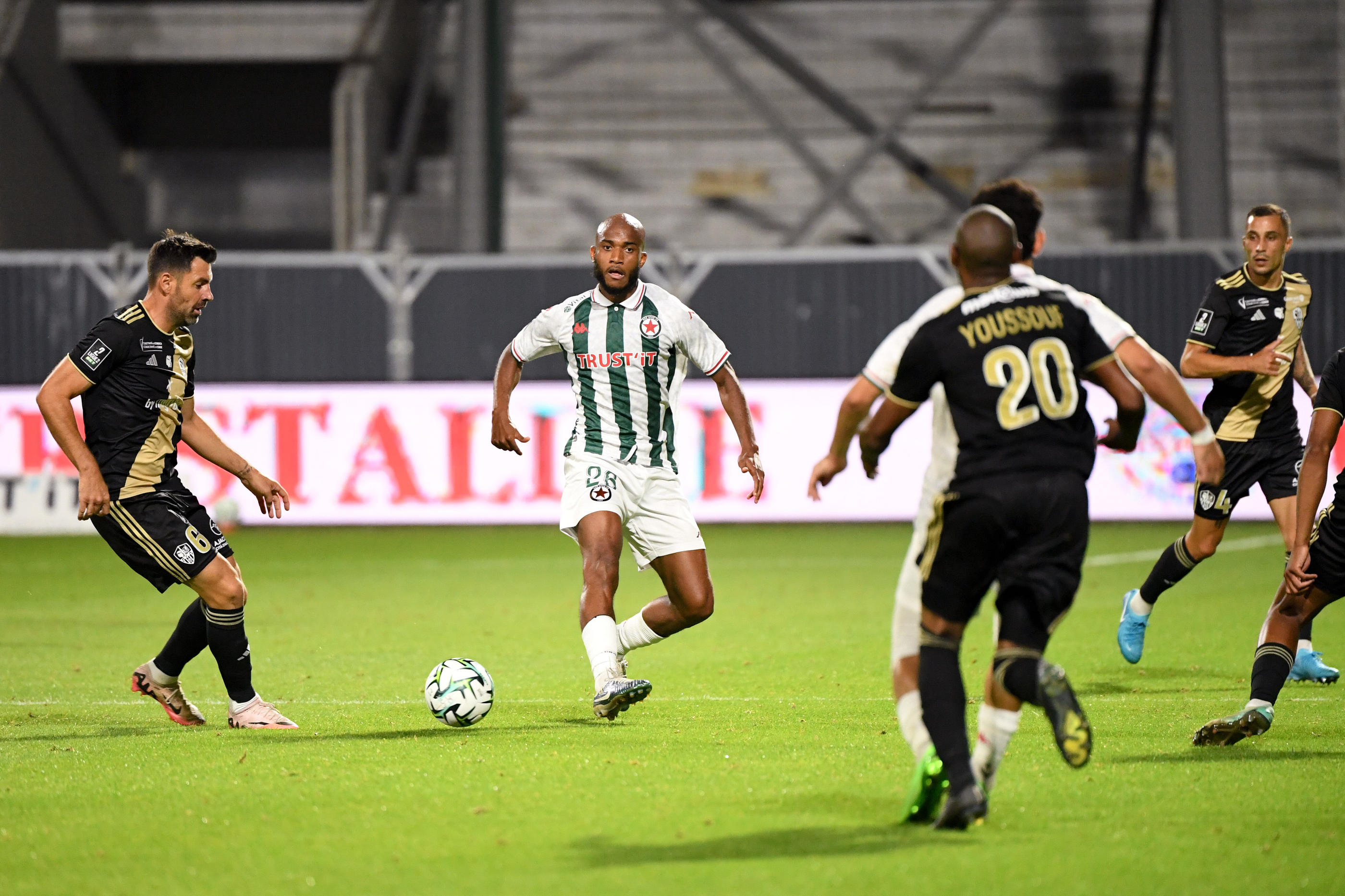 En l'absence de Joachim Eickmayer, Fred Dembi devrait être titularisé à Guingamp. FEP/Icon Sport