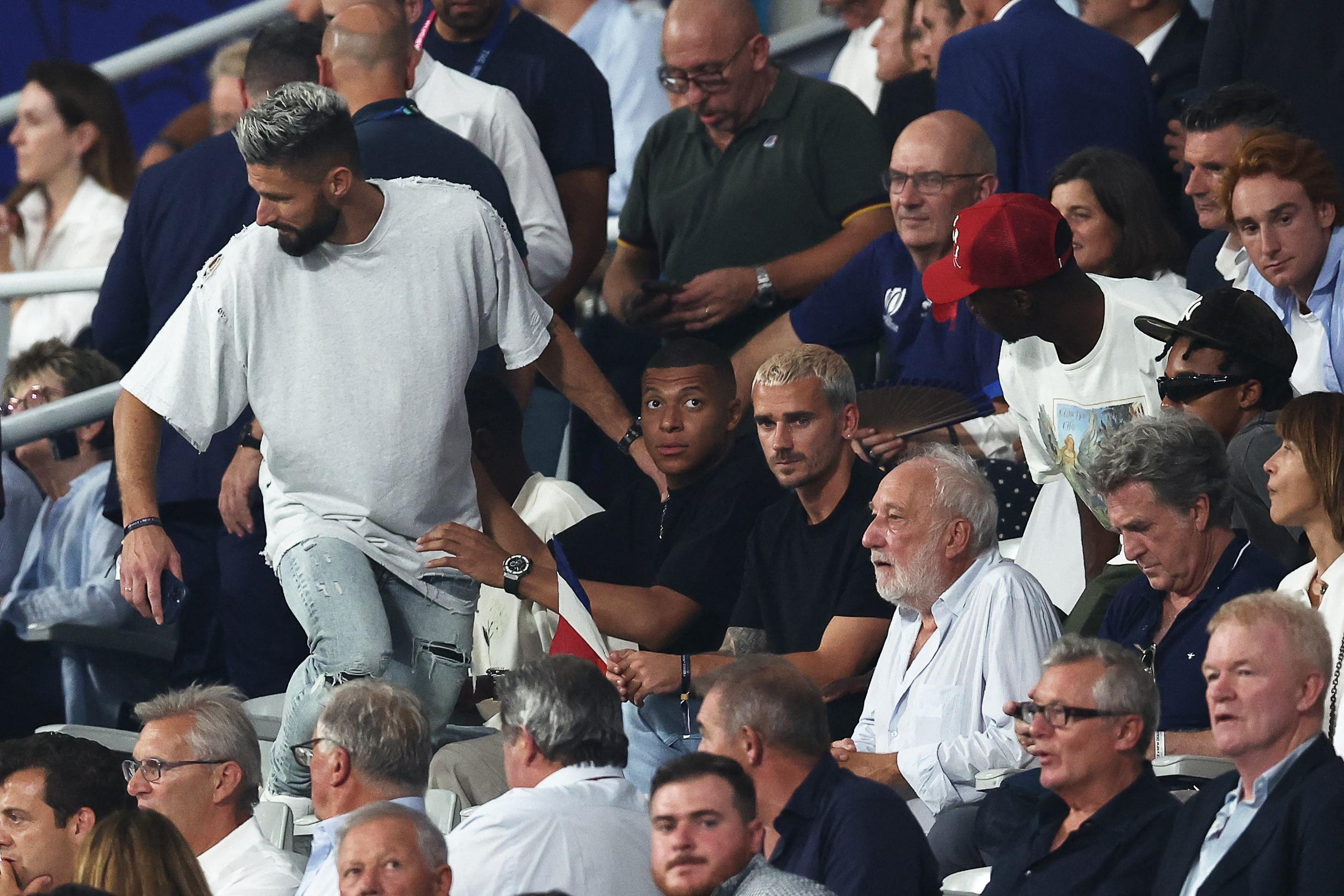 Giroud, Mbappé ou Griezmann étaient au Stade de France pour soutenir les Bleus du rugby. Ils sont ensuite allés les féliciter dans les vestaires. (Photo by FRANCK FIFE / AFP)