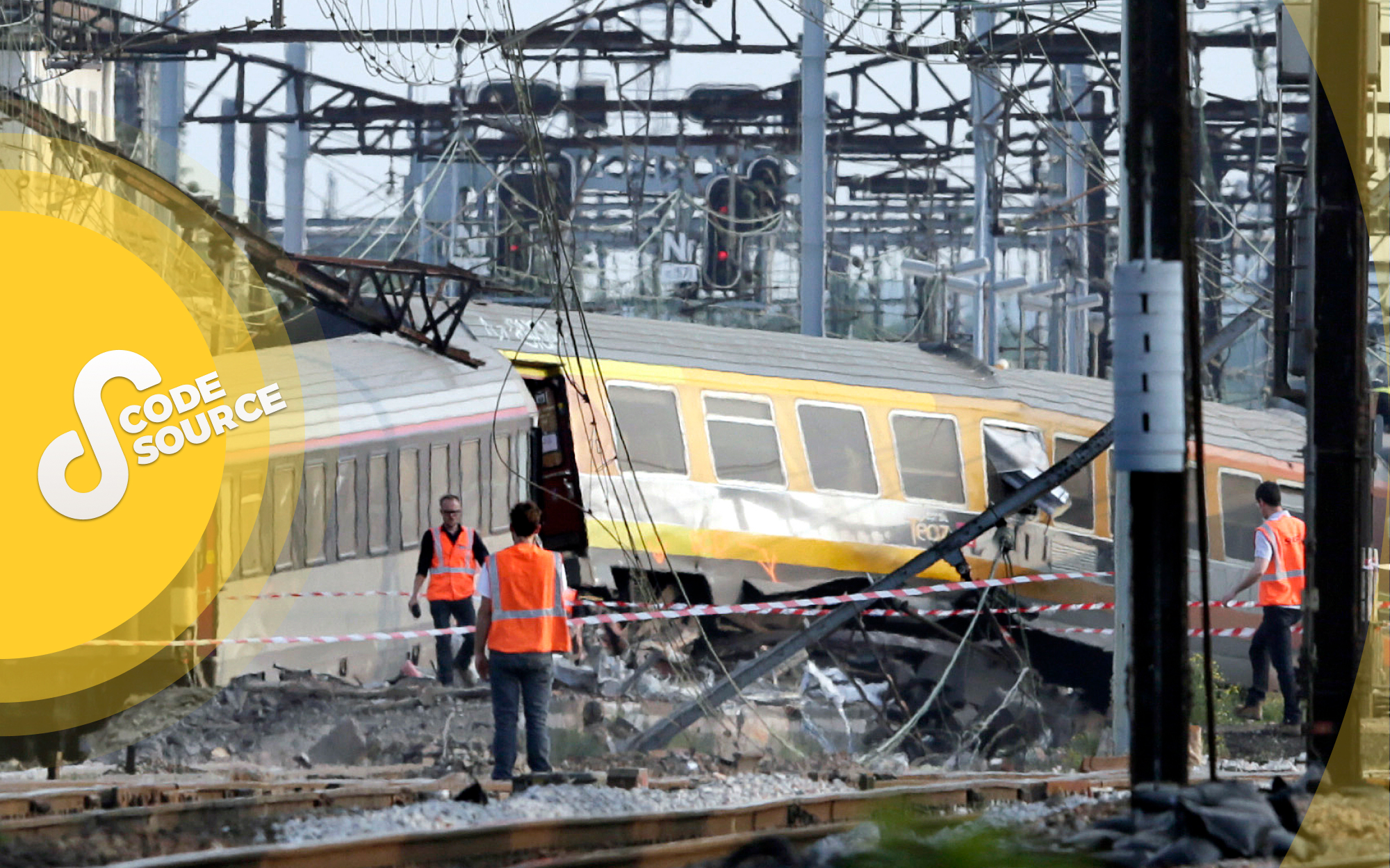 Le 12 juillet 2013, les équipes de secours se déploient en gare de Brétigny-sur-Orge, quelques heures après le déraillement d’un train. AFP/Kenzo Tribouillard