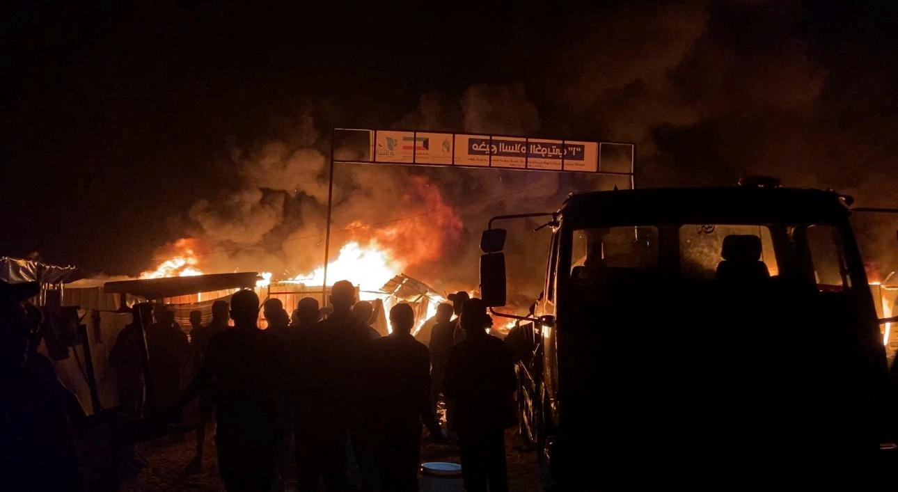 A la suite d'une frappe israélienne, un incendie a ravagé dimanche à Rafah, dans le sud de la bande de Gaza, un camp qui accueillait des Palestiens déplacés. Reuters/Reuters TV