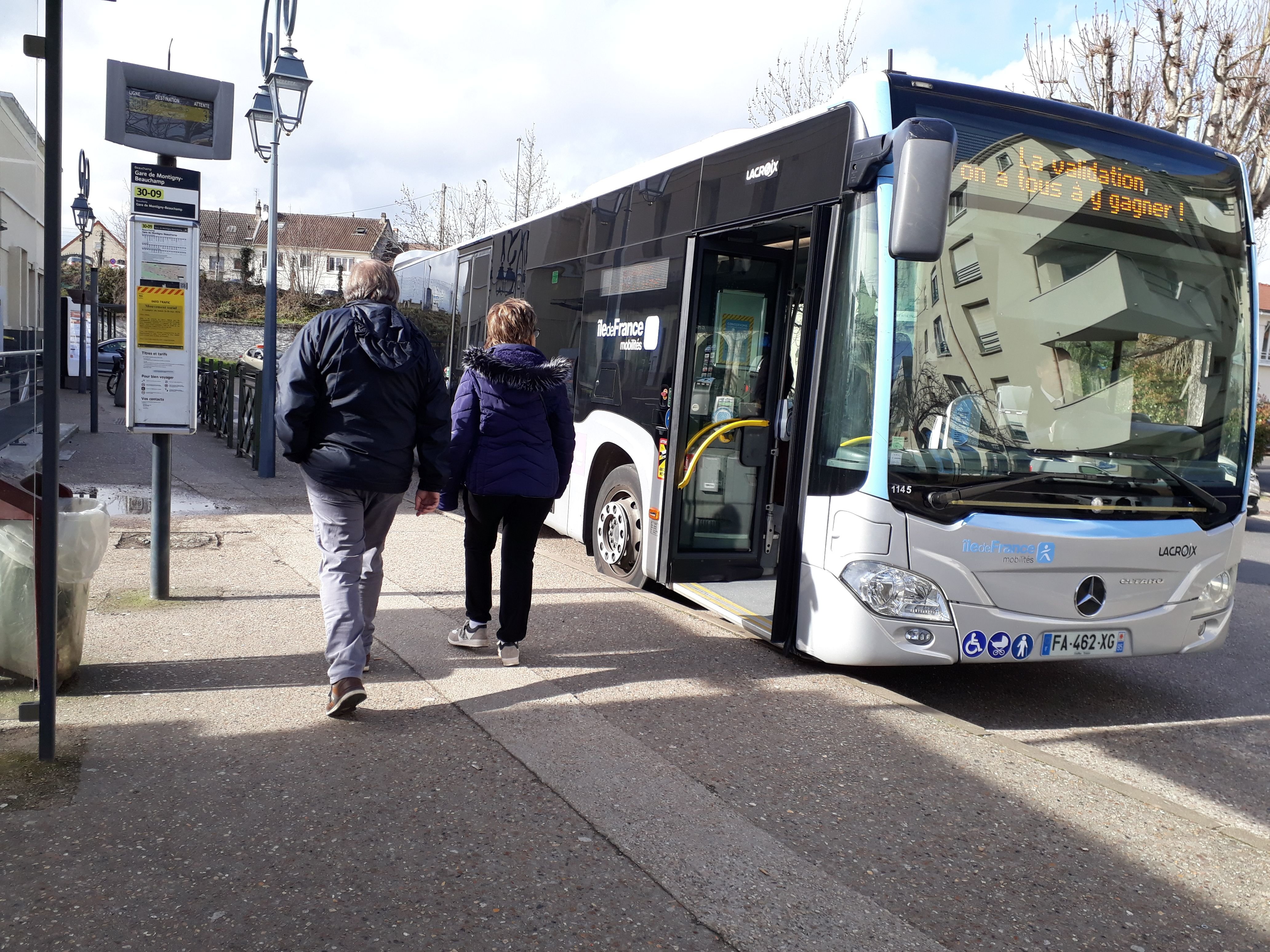 Gare de Montigny-Beauchamp (Val-d'Oise). Une grève débute ce lundi sur le réseau de bus, géré par les Cars Lacroix. « Sur 170 conducteurs en CDI, 160 se sont déclarés grévistes », selon les syndicats. LP/Marie Persidat