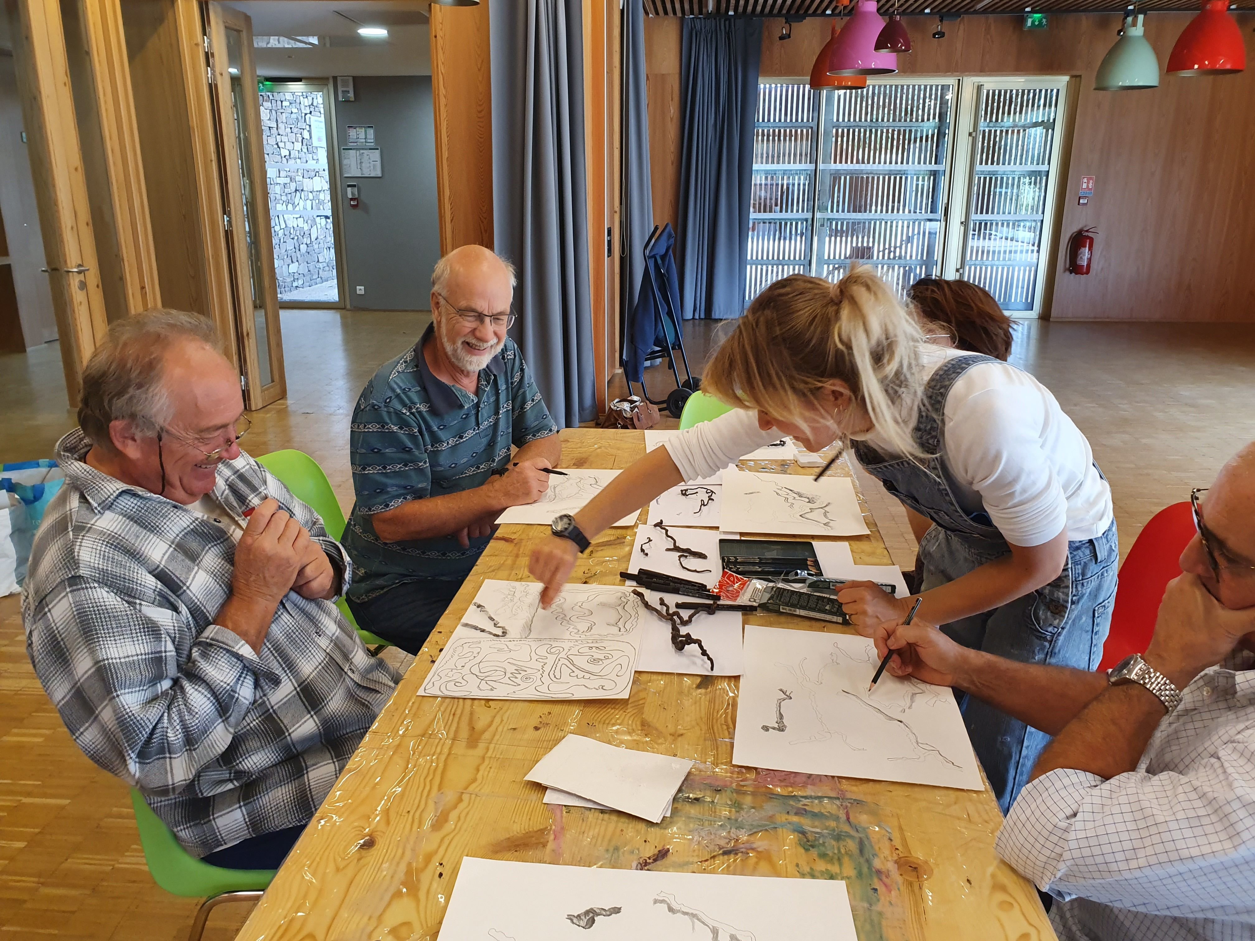 A Calce (Pyrénées-Orientales), l'artiste Hanni Angermann a animé des ateliers ouverts avec les habitants , de 7 à 77 ans ! 3C