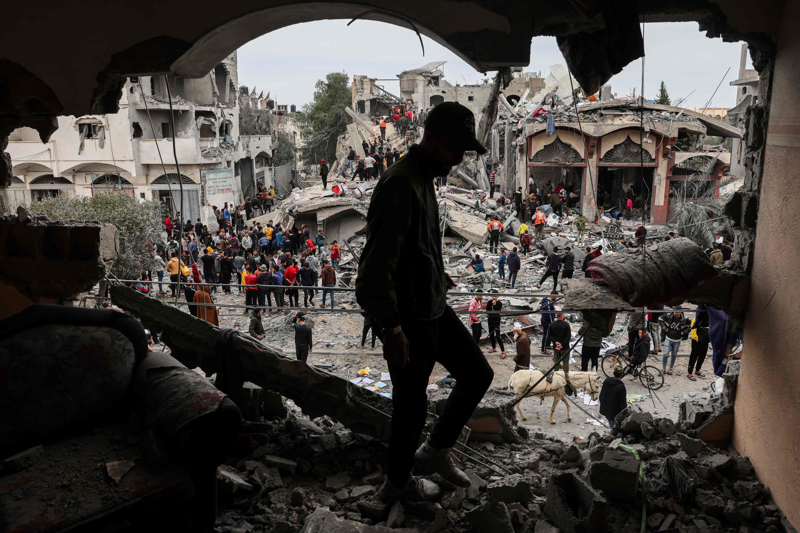 Des personnes recherchent des survivants après un bombardement israélien sur la ville de Rafah, dans le sud de la bande de Gaza, le 22 novembre 2023. AFP/Mohammed Abed