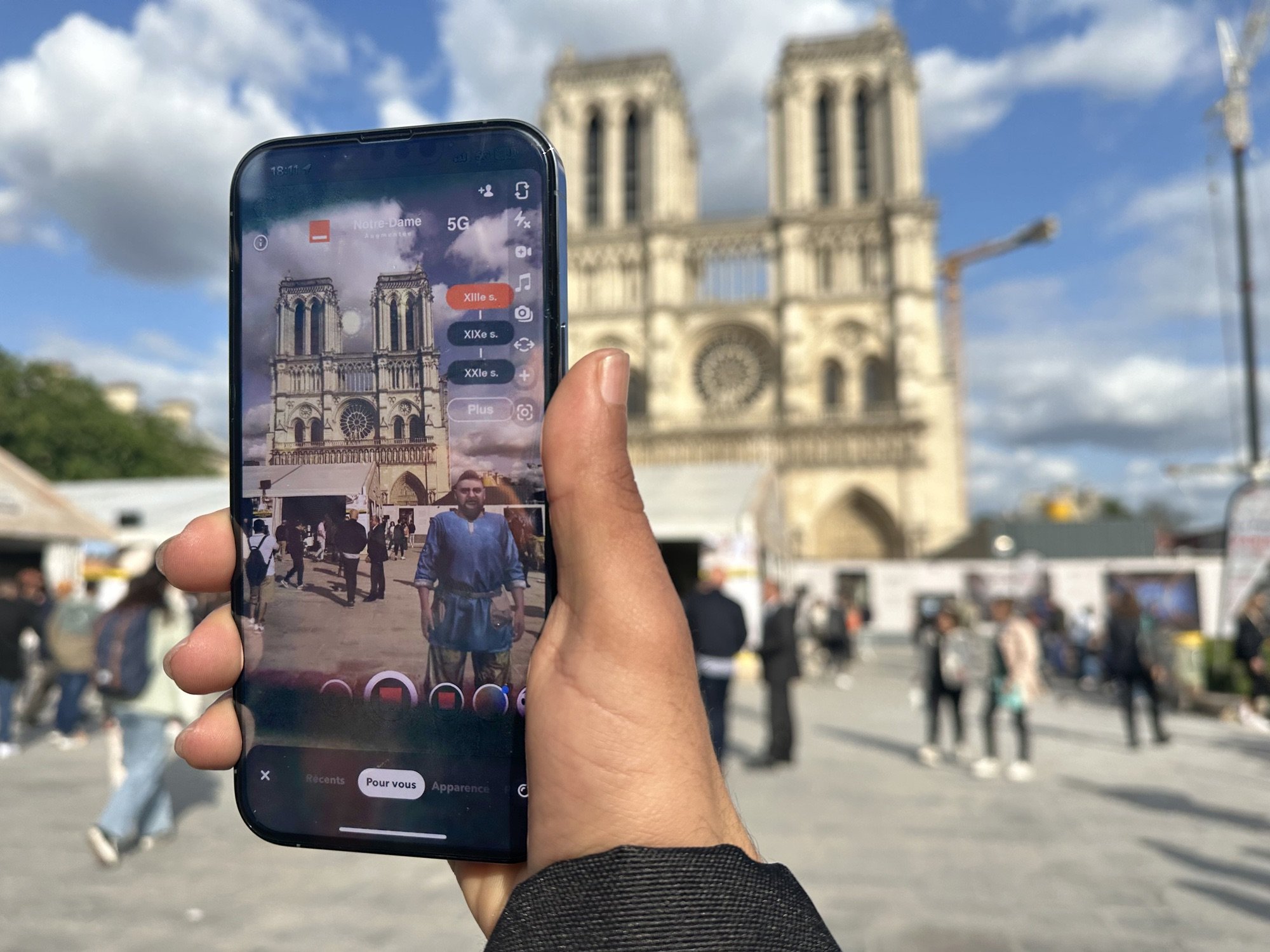 Parvis de la cathédrale Notre-Dame (IVe), ce mardi. L’opérateur Orange a développé deux filtres pour découvrir l’édifice en réalité augmentée sur l’application Snapchat. LP/Paul Abran