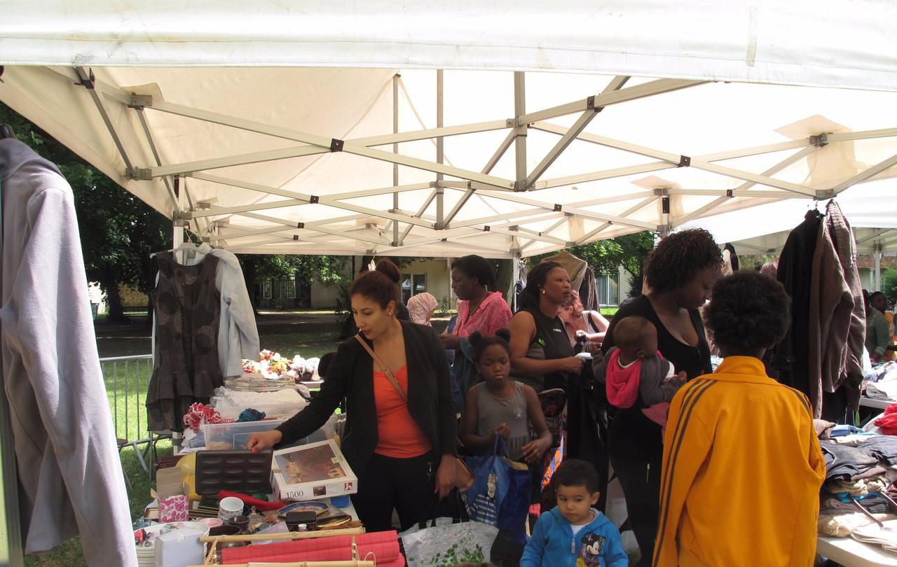 <b></b> Lieusaint, mercredi. Il est 15 heures, dans le parc de la mairie, la gratuiterie du centre social communal va débuter. Les clientes repèrent facilement les bonnes affaires : tout est gratuit ! 