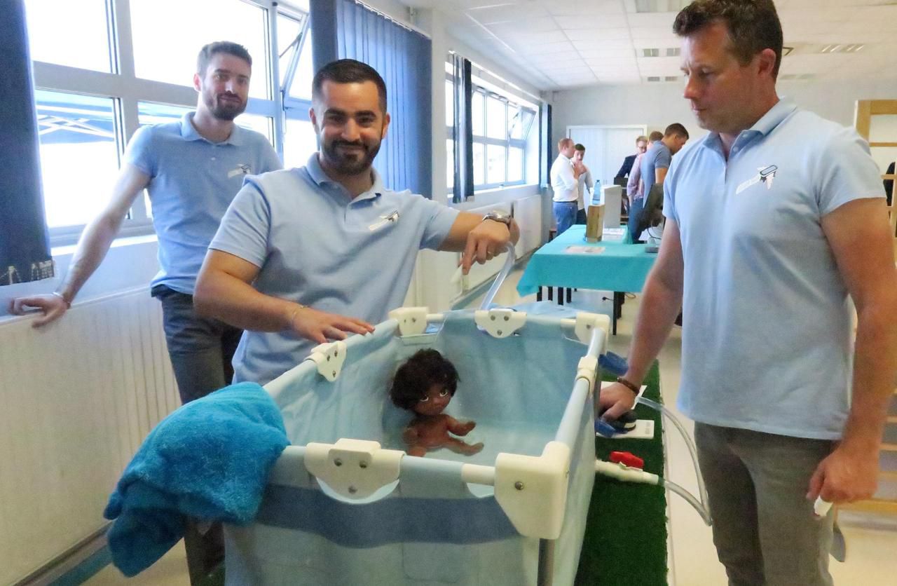 <b></b> Beauvais, ce jeudi. La « baignoire parapluie » pour enfants inventée par ces étudiants a obtenu le premier prix. 