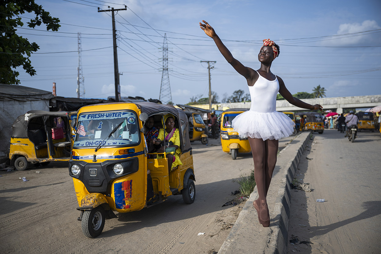 Beauty Omondiagbe, 17 ans, se tient sur les pointes, en tutu, dans les rues de Lagos. Cette lycéenne veut aller à l’université l’an prochain afin d’étudier le théâtre, et rêve de devenir professeure de danse classique. Vincent Boisot