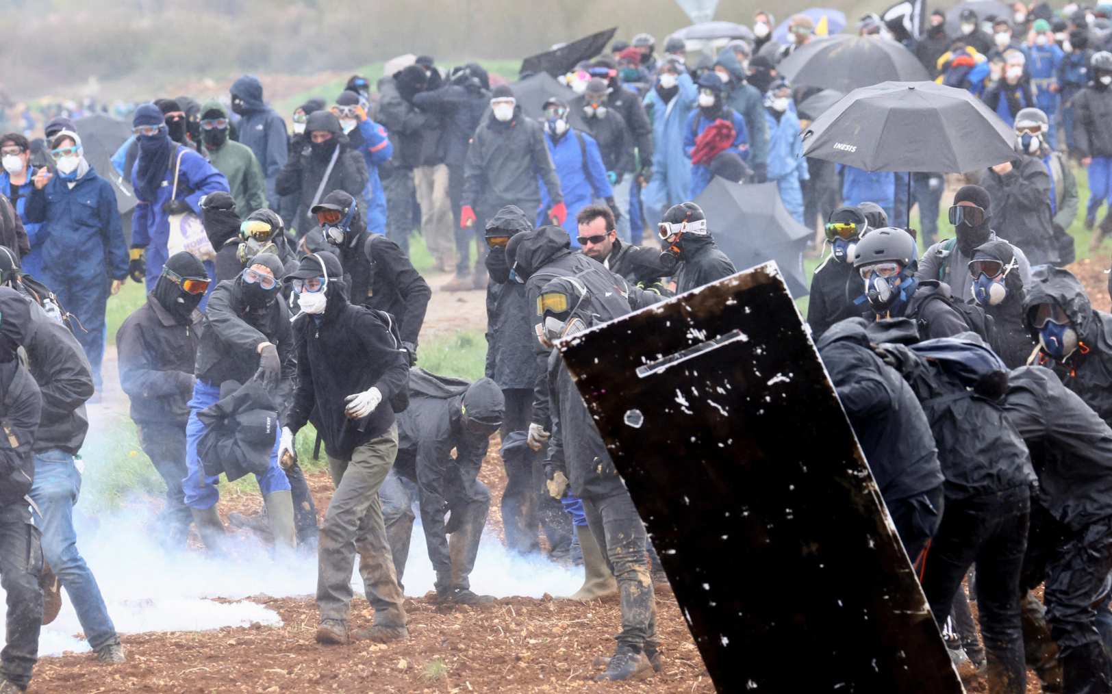 Des affrontements ont opposé le samedi 25 mars les anti mégabassines et forces de l'ordre sur le site de Sainte-Soline. REUTERS/Yves Herman