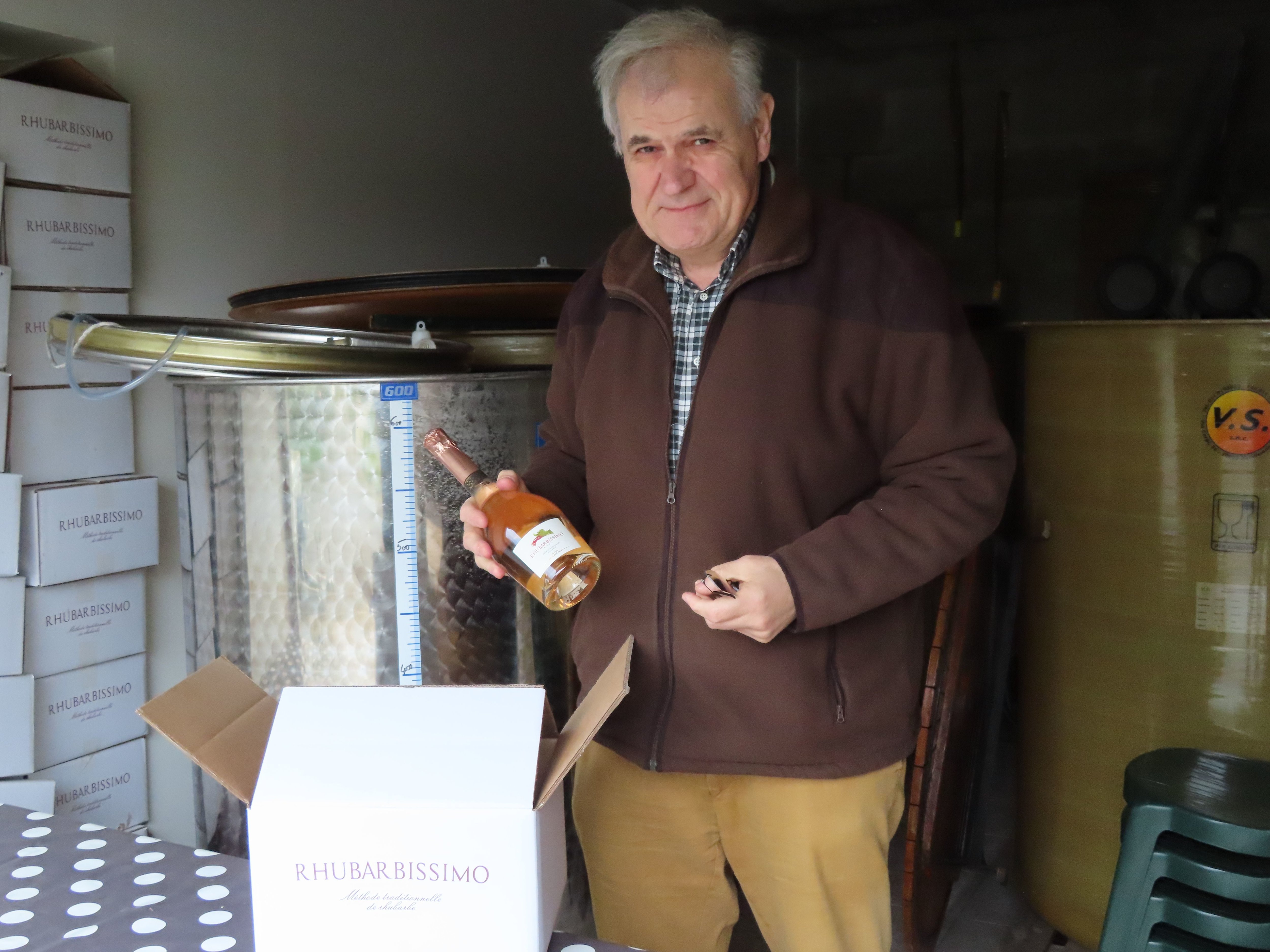 Margny-les-Compiègne, le 7 avril 2022. Éric Bernard est le créateur du Rhubarbissimo, une boisson pétillante alcoolisée à base de rhubarbe. LP/Hervé Sénamaud