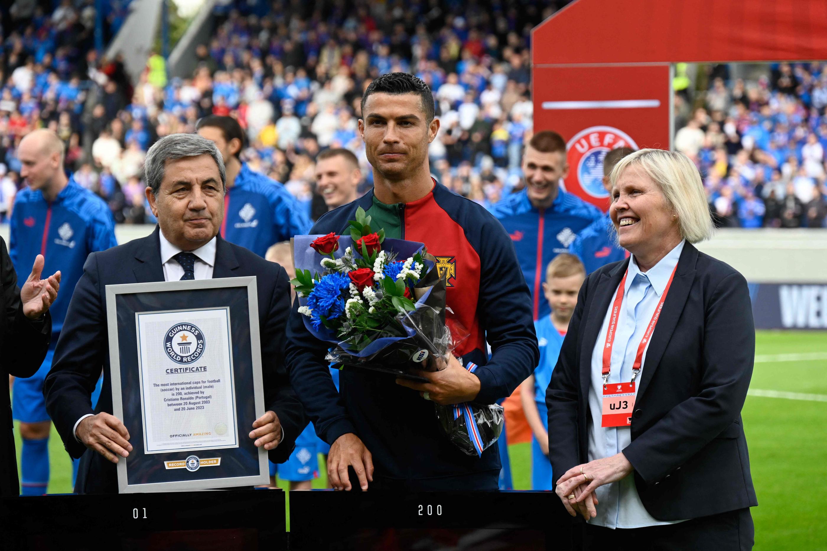 Cristiano Ronaldo a été honoré pour sa 200e sélection avec le Portugal, obtenue ce mardi en Islande. AFP