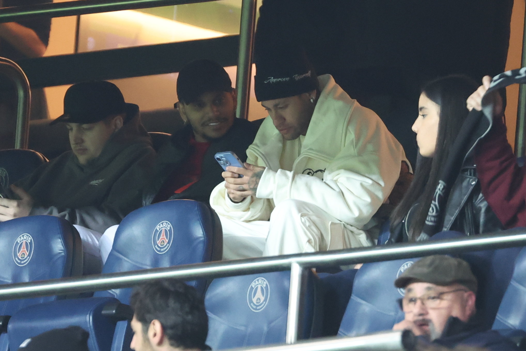 Neymar en tribunes au Parc des Princes lors du match du PSG face à Nantes, le 5 mars. LP/ARNAUD JOURNOIS