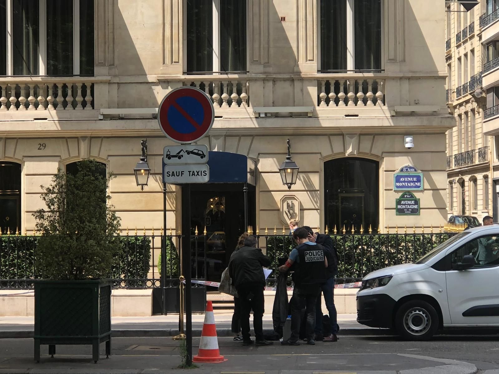 Avenue Montaigne, Paris (VIIIe), ce samedi après-midi. Les enquêteurs de la BRB réalisent les constatations dans la boutique attaquée par "3 ou 4" braqueurs casqués.