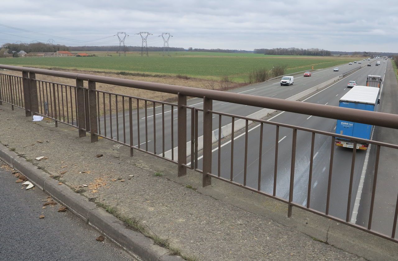 <b></b> Saint-Fargeau-Ponthierry, le 22 février. Des débris de bois se trouvaient encore sur le pont qui enjambe l’A6. Cinq jeunes ont été interpellés après des jets de divers projectiles sur des véhicules. 