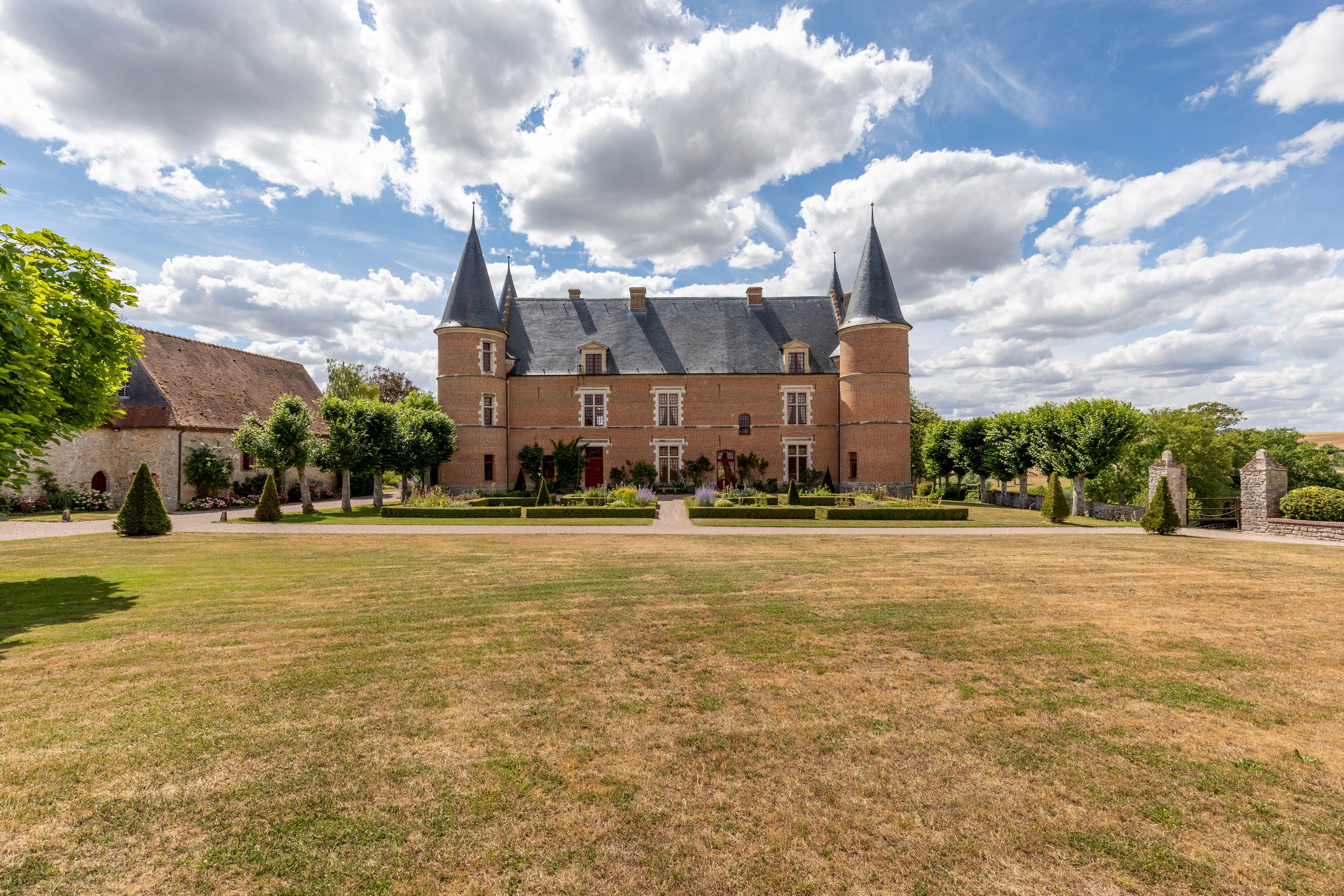 Dans l'Oise, l'agence immobilière de luxe Marc Foujols, située à Chantilly, propose actuellement trois châteaux à la vente. Ici,  celui d’Hannaches, construit au XVe siècle. DR