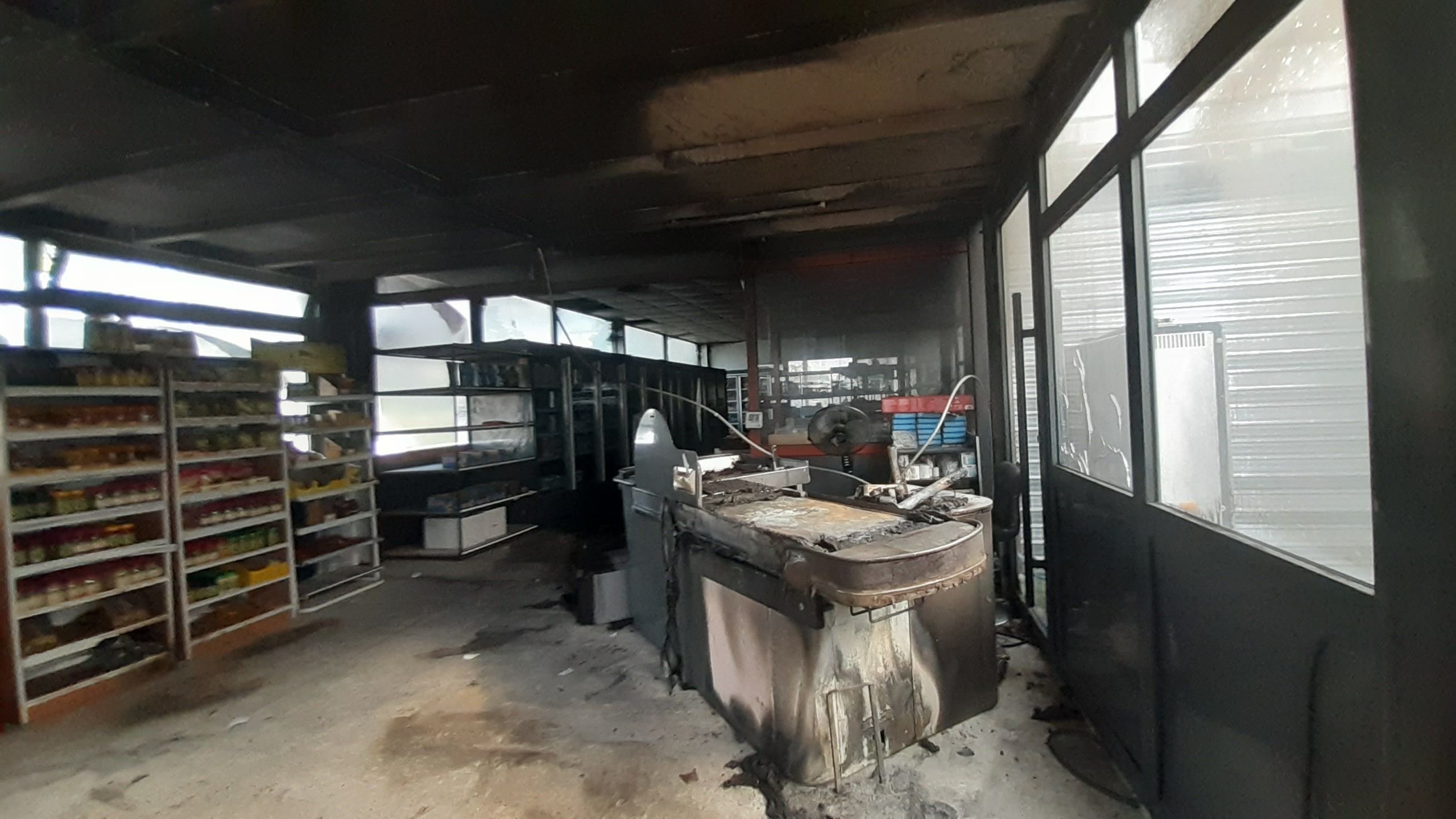 Pontoise, le 19 juillet. Une épicerie des Louvrais a été incendiée dans la nuit de mardi à mercredi. 90 m2 des 200 m2 ont été dégradés. LP/Frédéric Naizot