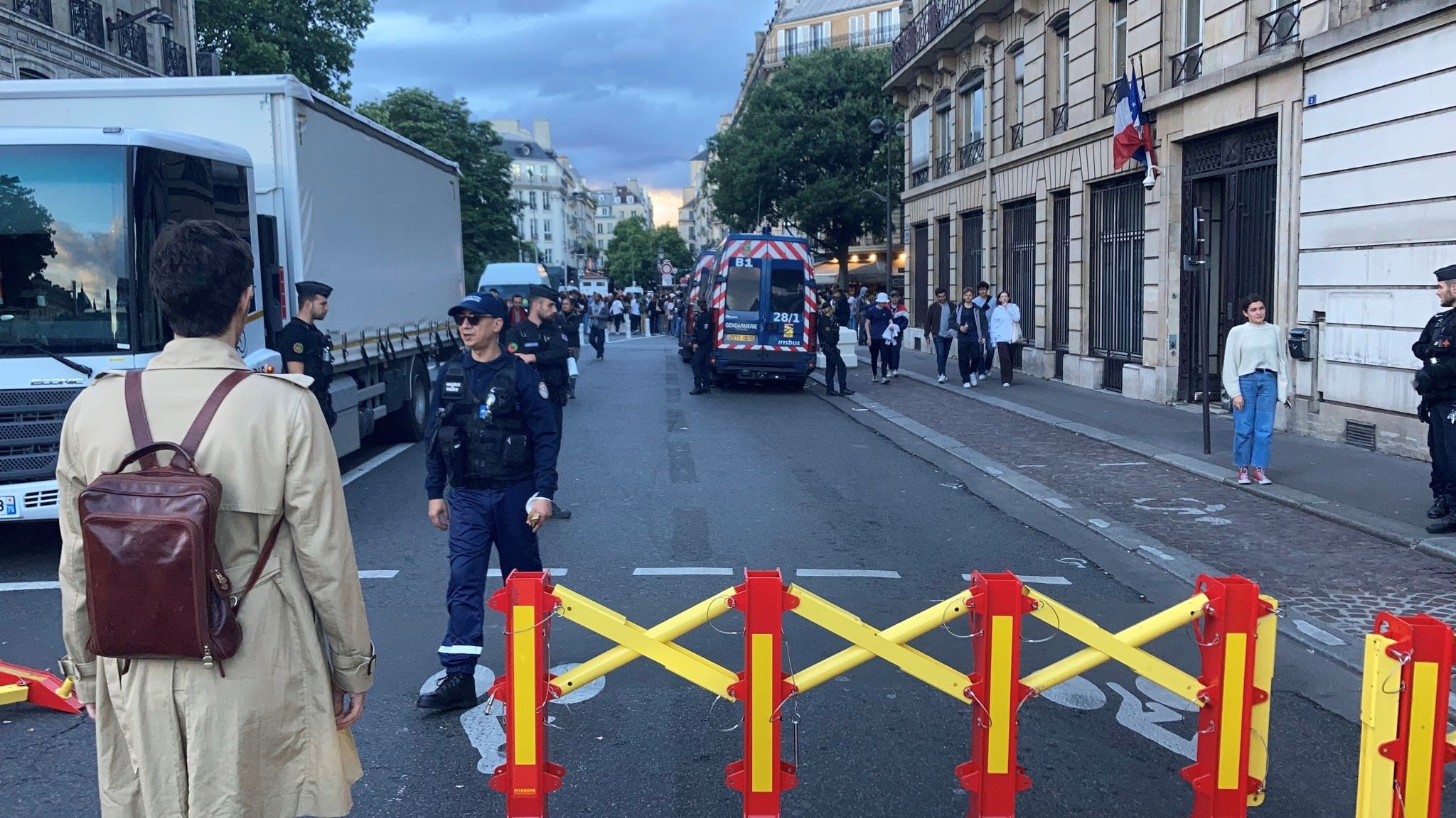 Paris, jeudi soir. Peu avant 21 heures, les forces de l'ordre ont bloqué les rues permettant d'accéder à la place de l'Hôtel de Ville suite à des mouvements de foule pendant le Fnac Live. LP/Elie Julien