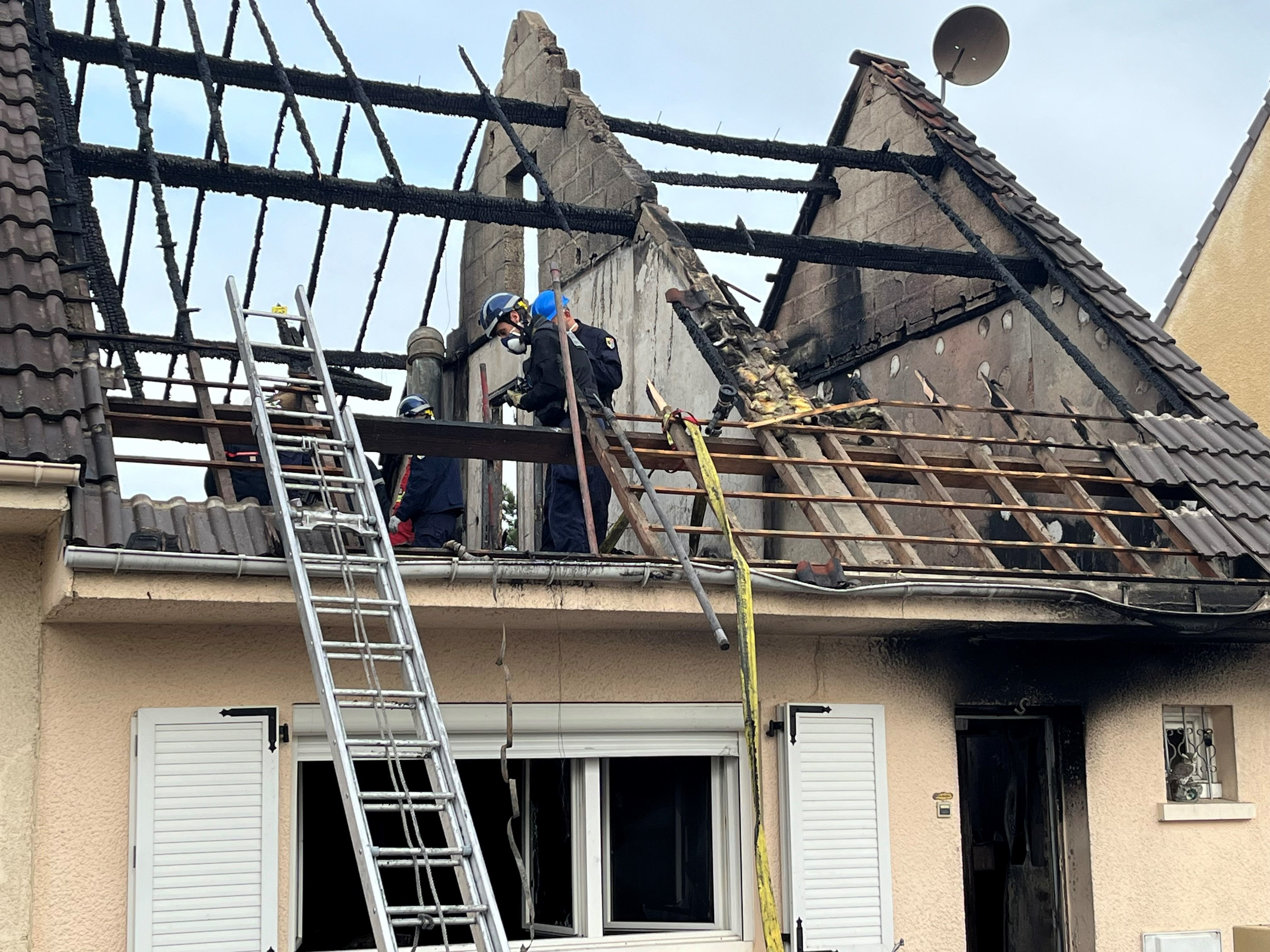 Clermont, ce jeudi. L'étage de la maison a été complètement détruit. Les secours et les enquêteurs étaient encore sur place dans l'après-midi. LP/P.C.