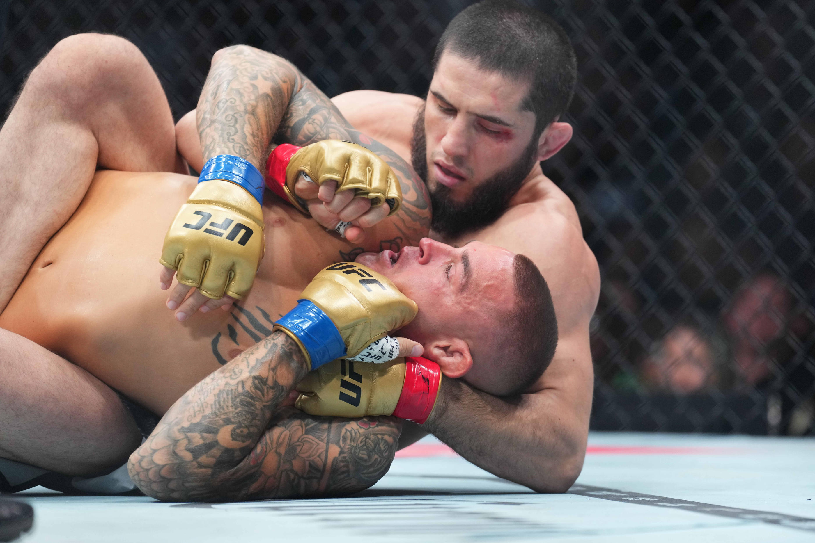 Islam Makhachev a infligé sa neuvième défaite en carrière à Dustin Poirier, ici avec les gants bleus. (Joe Camporeale/Icon Sport)