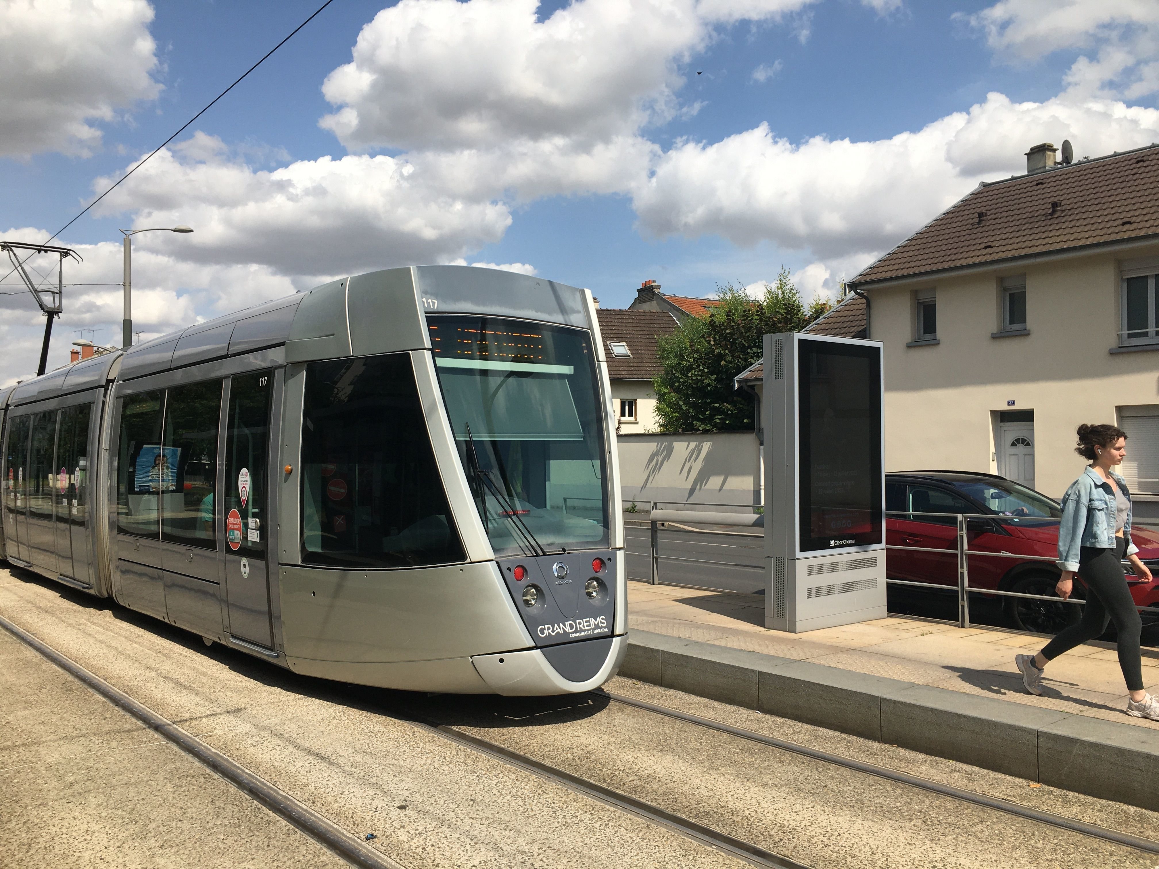 Le tramway a repris du service ce lundi matin à Reims mais seulement sur une portion du réseau regroupant 14 arrêts. Des réparations doivent encore être effectuées sur le mobilier, les éléments de signalisation ou les arrêts de tramway dégradés la semaine dernière. LP/Marie Blanchardon