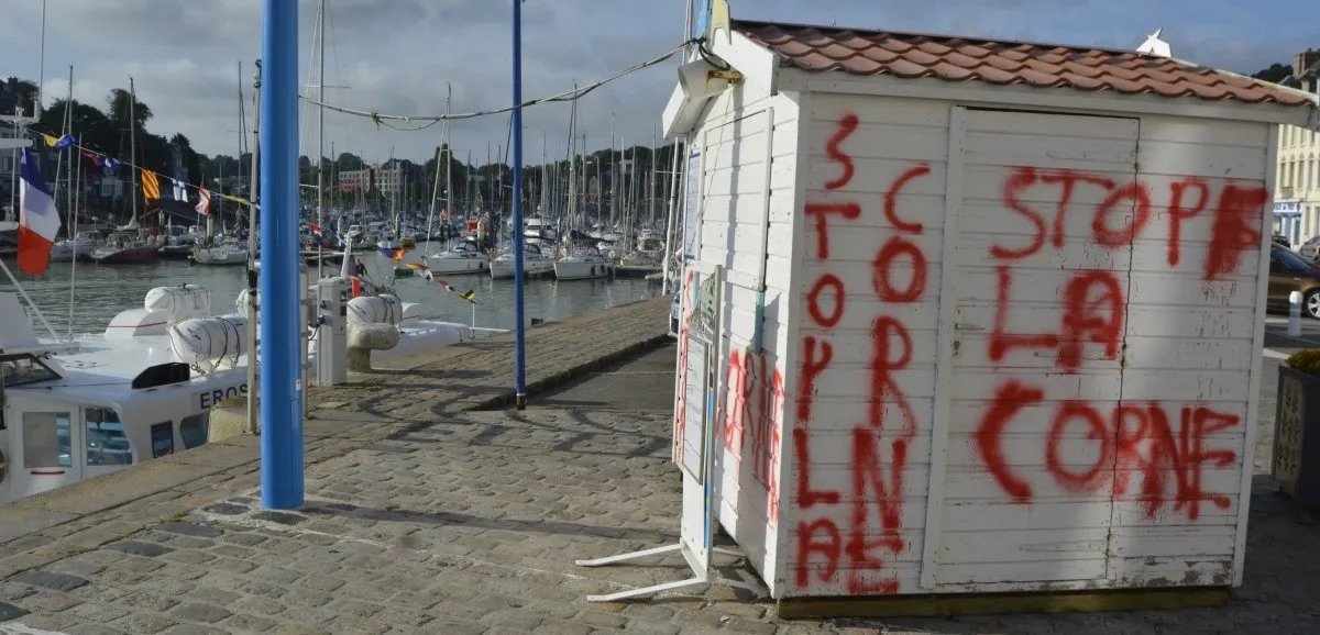 Des inscriptions ont été taguées au coeur de la nuit par un ou des inconnus sur le cabanon qui sert de billetterie sur le port de Saint-Valery-en-Caux. DR