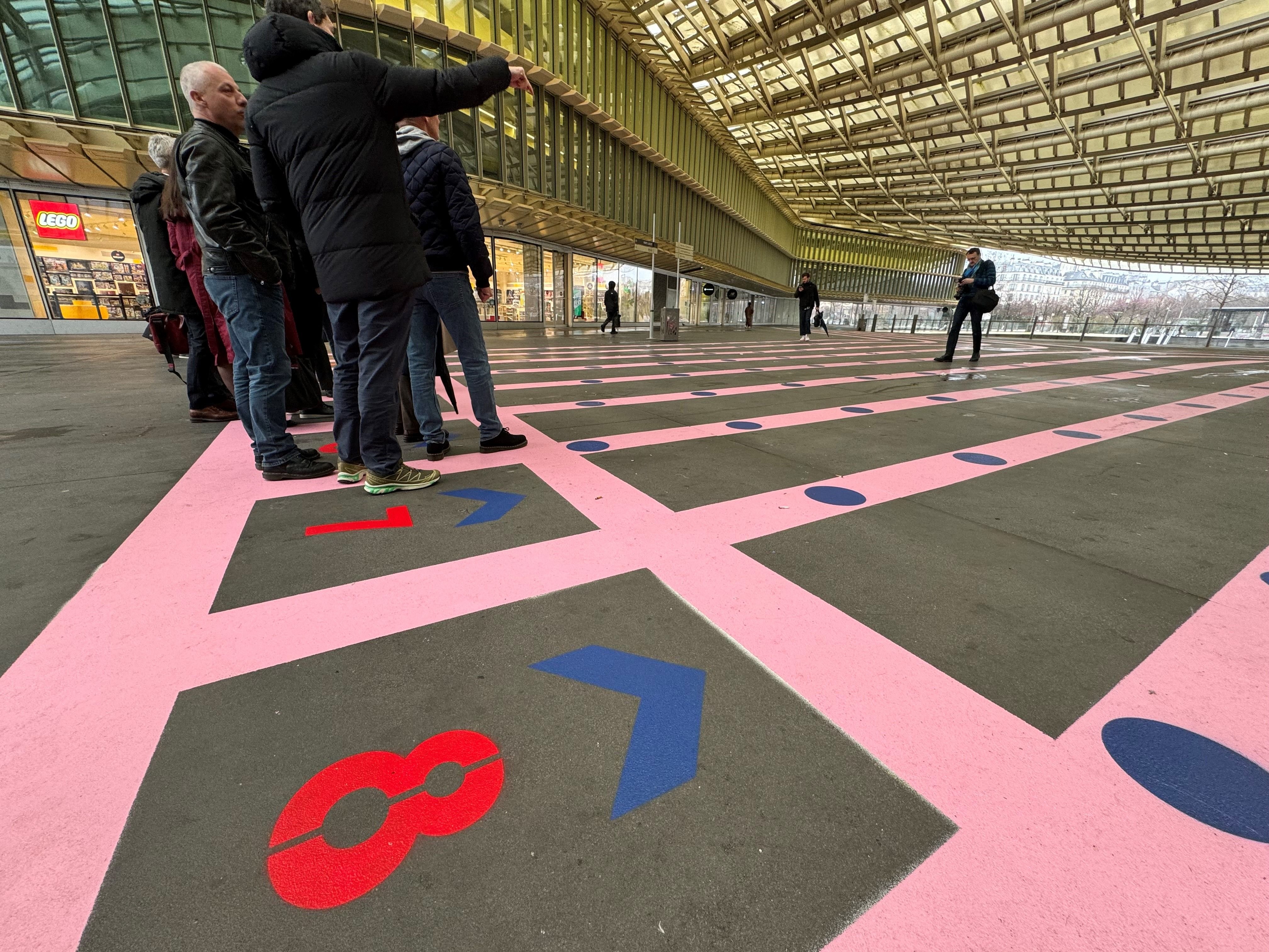 Paris (Ier). Une piste d'athlétisme de 100 m a été dessinée sous la Canopée du Westfield Forum des Halles. Elle permet de découvrir l'athlétisme de façon ludique. LP/Paul Abran