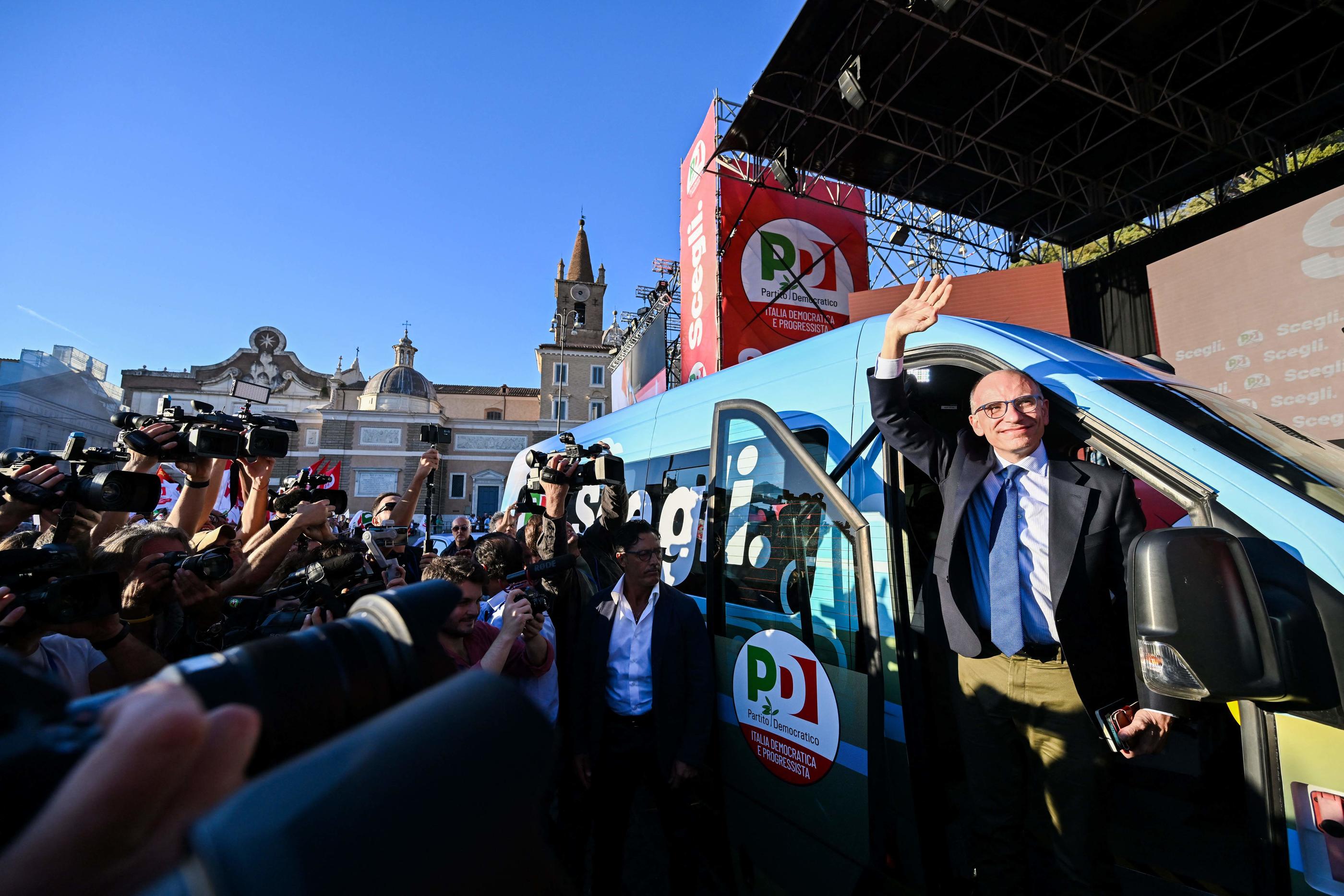 Rome (Italie), vendredi 23 septembre. Le Parti démocrate (PD), la plus grosse formation de gauche menée par l’ex-Premier ministre Enrico Letta (à droite), n'est crédité que de 21% dans les sondages. AFP/Alberto PIZZOLI