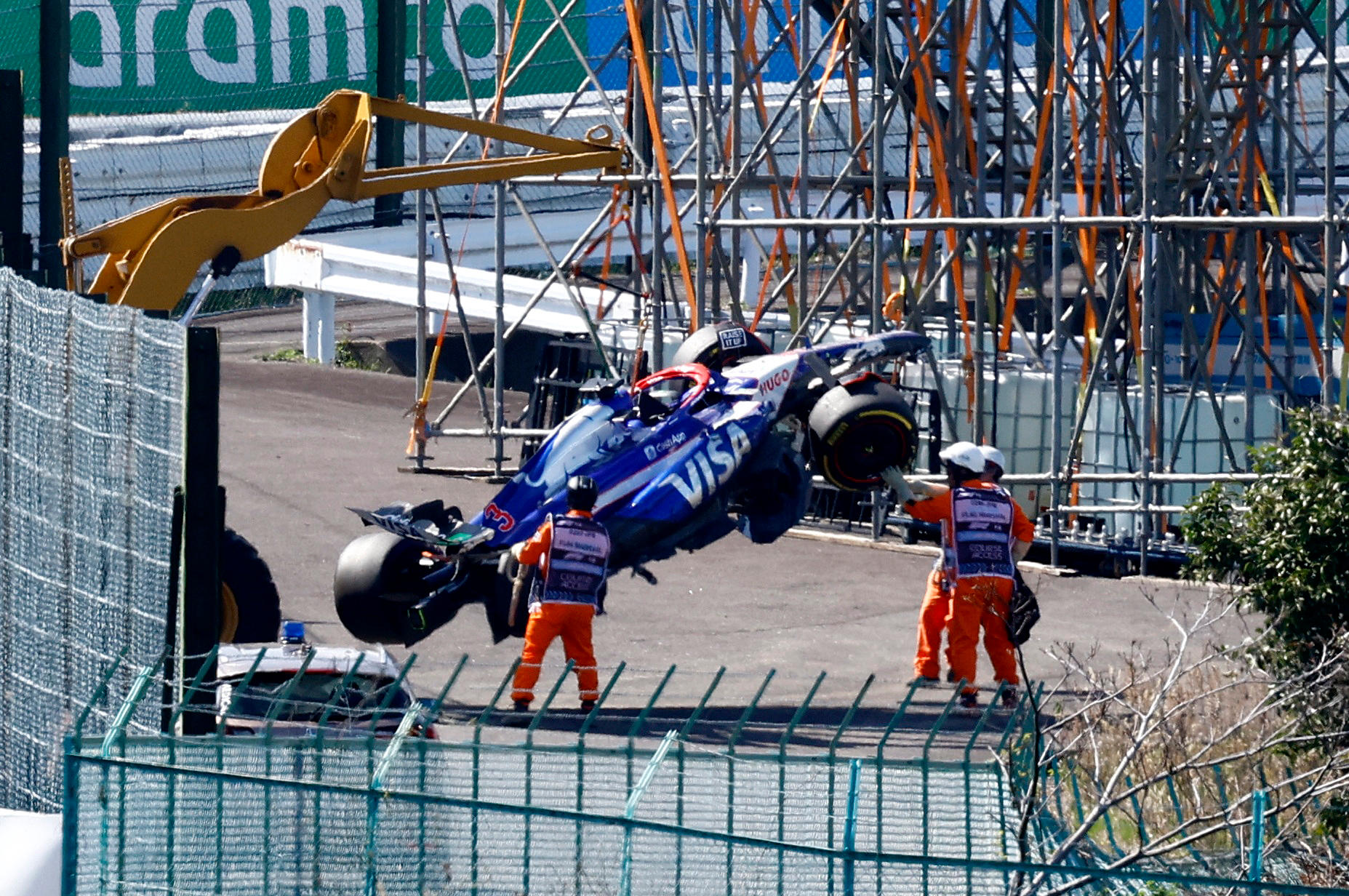 Daniel Ricciardo et Alexander Albon ont été contraints à l'abandon dès le premier tour du Grand Prix du Japon. REUTERS/Issei Kato