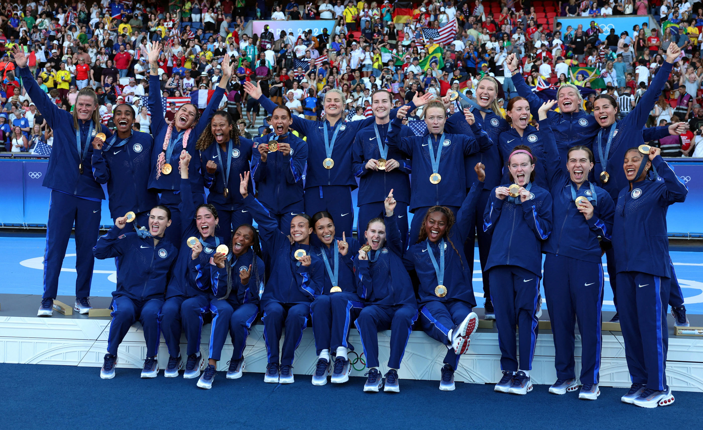 Paris 2024 Olympics - Football - Women's Victory Ceremony - Parc des Princes, Paris, France - August 10, 2024. Gold medallists of United States celebrate on the podium. REUTERS/Isabel Infantes     TPX IMAGES OF THE DAY