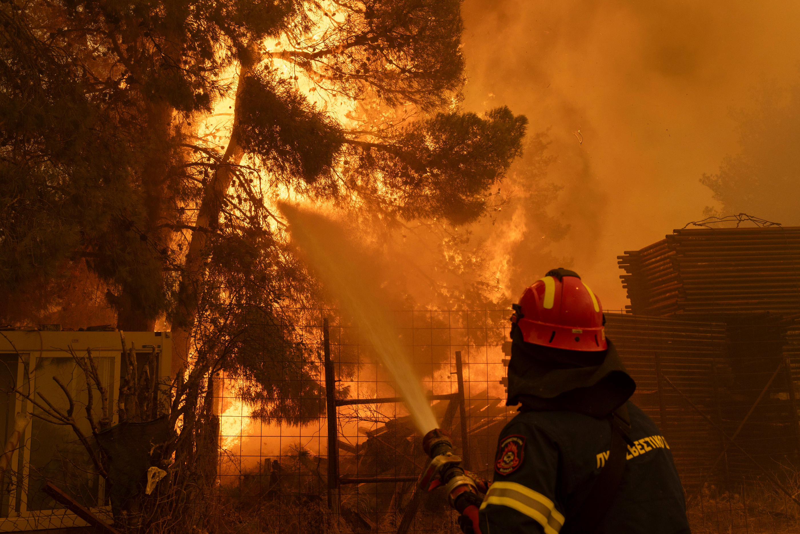 Environ 700 pompiers grecs luttent depuis dimanche contre le feu qui s'est déclenché à Varnavas, à quelque 35 kilomètres au nord-est d'Athènes. Icon Sport / Socrates Baltagiannis