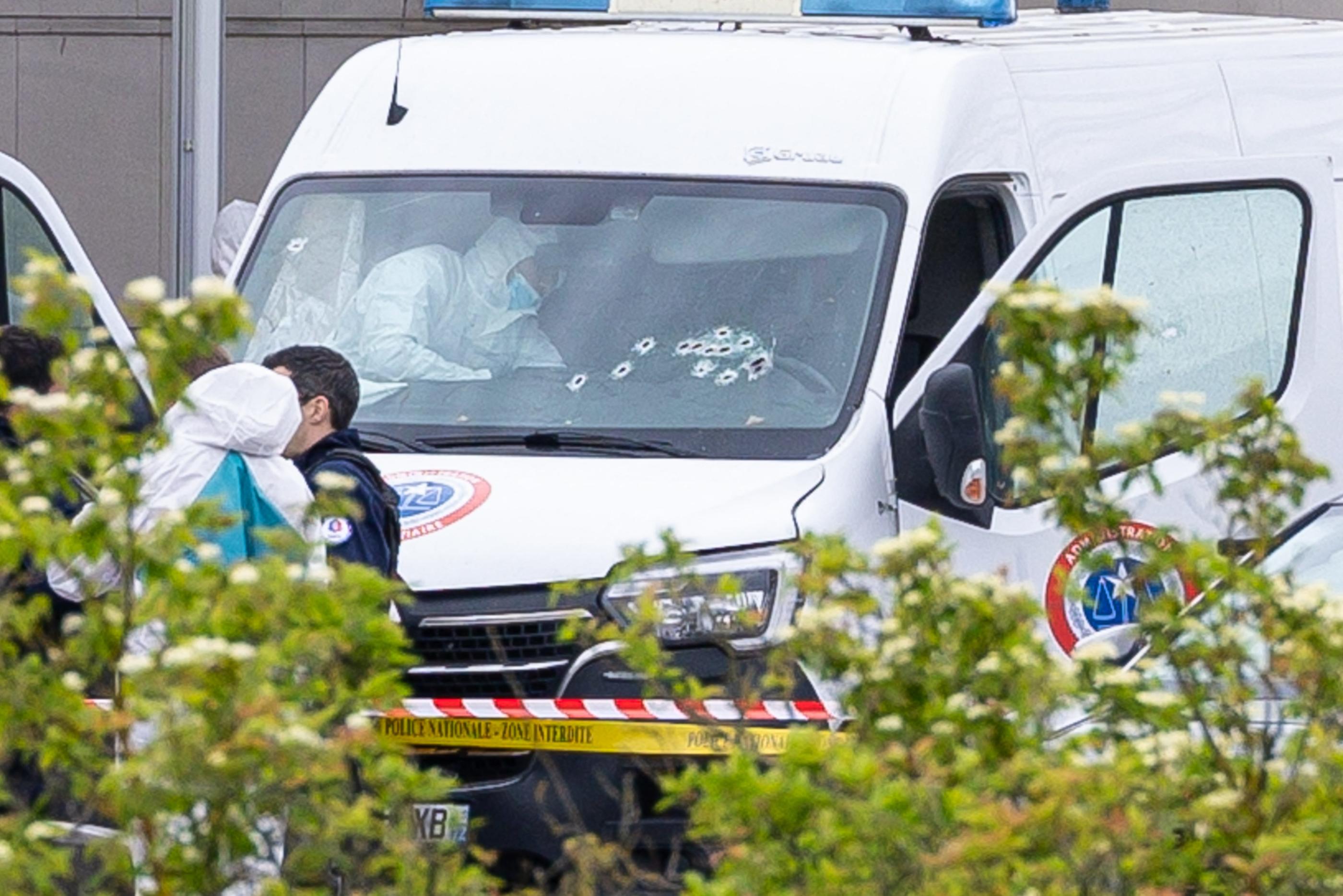 Un commando lourdement armé a attaqué mardi le fourgon qui transportait Mohamed Amra. Au lendemain de la tuerie au péage d'Incarville (Eure), le détenu était toujours en fuite. MAXPPP/EPA/Christophe Petit-Tesson