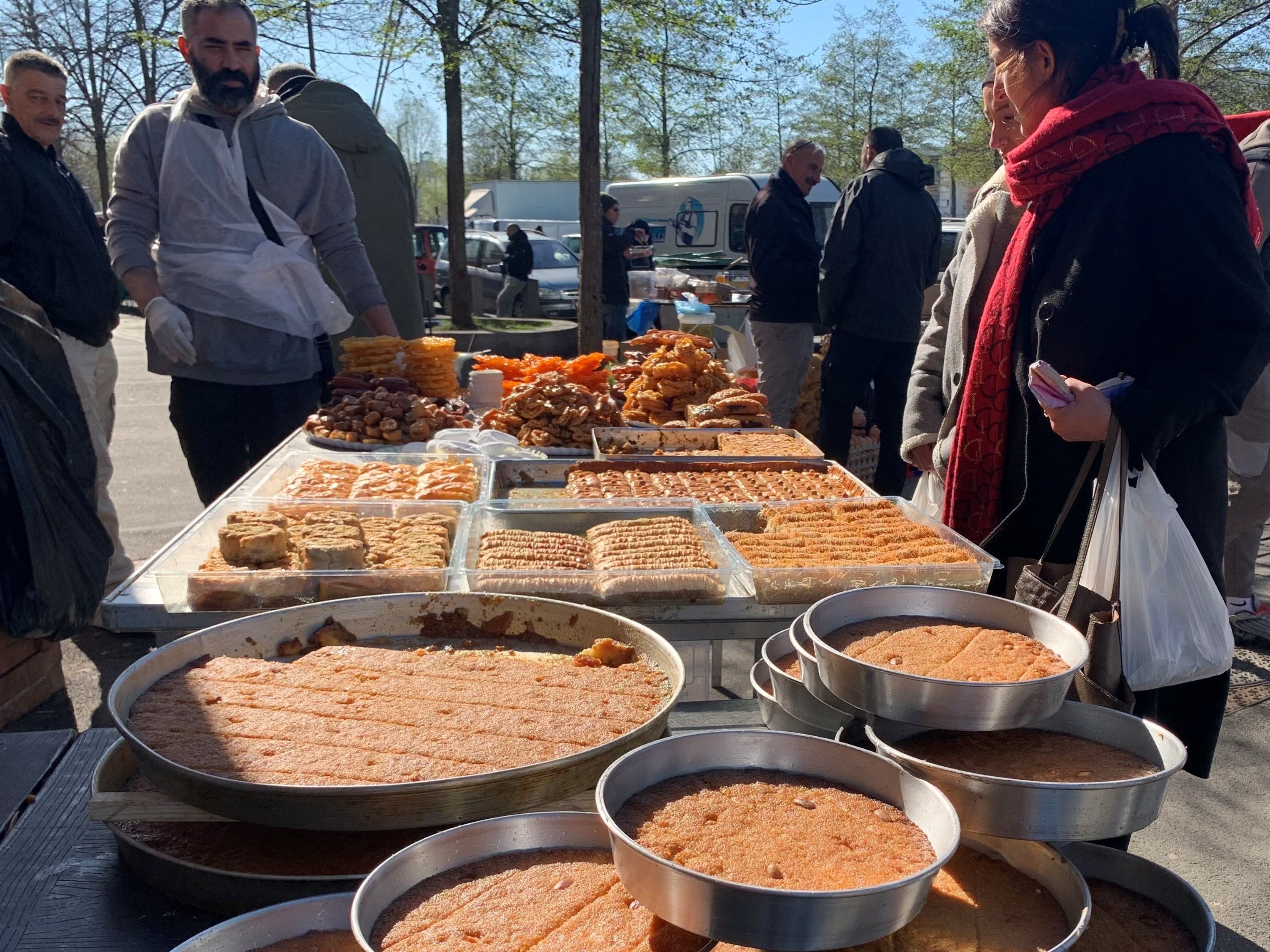 Aulnay, ce mardi 4 avril. Malgré l'annulation du village du ramadan, certains habitants installent chaque après-midi des stands de nourriture traditionnelle dans le quartier de la Rose-des-Vents. LP/C.D.