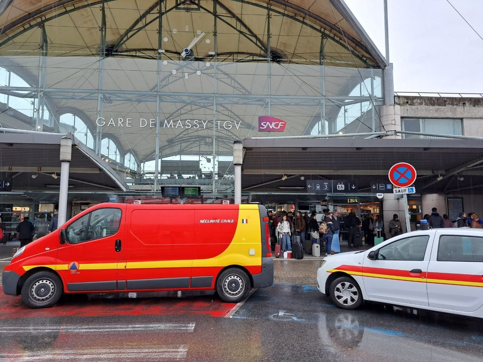 Massy, lundi 23 octobre. Les démineurs ont été engagés ce lundi en milieu de journée en raison de la présence d'un colis suspect à la gare TGV de Massy. LP/T.D.