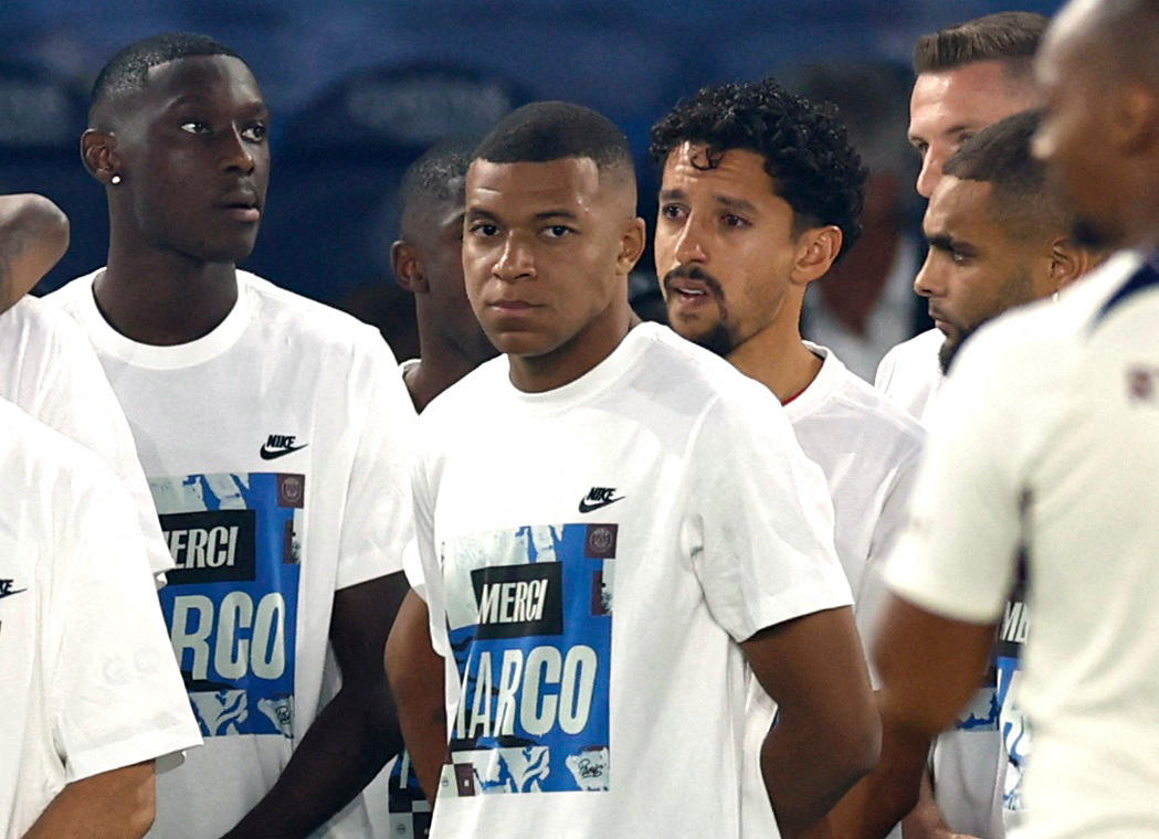 Capitaine d'un soir puisque Marquinhos (derrière lui) est ménagé, Kylian Mbappé a fêté Marco Verratti avant d'affronter Nice ce vendredi au Parc des Princes. Reuters