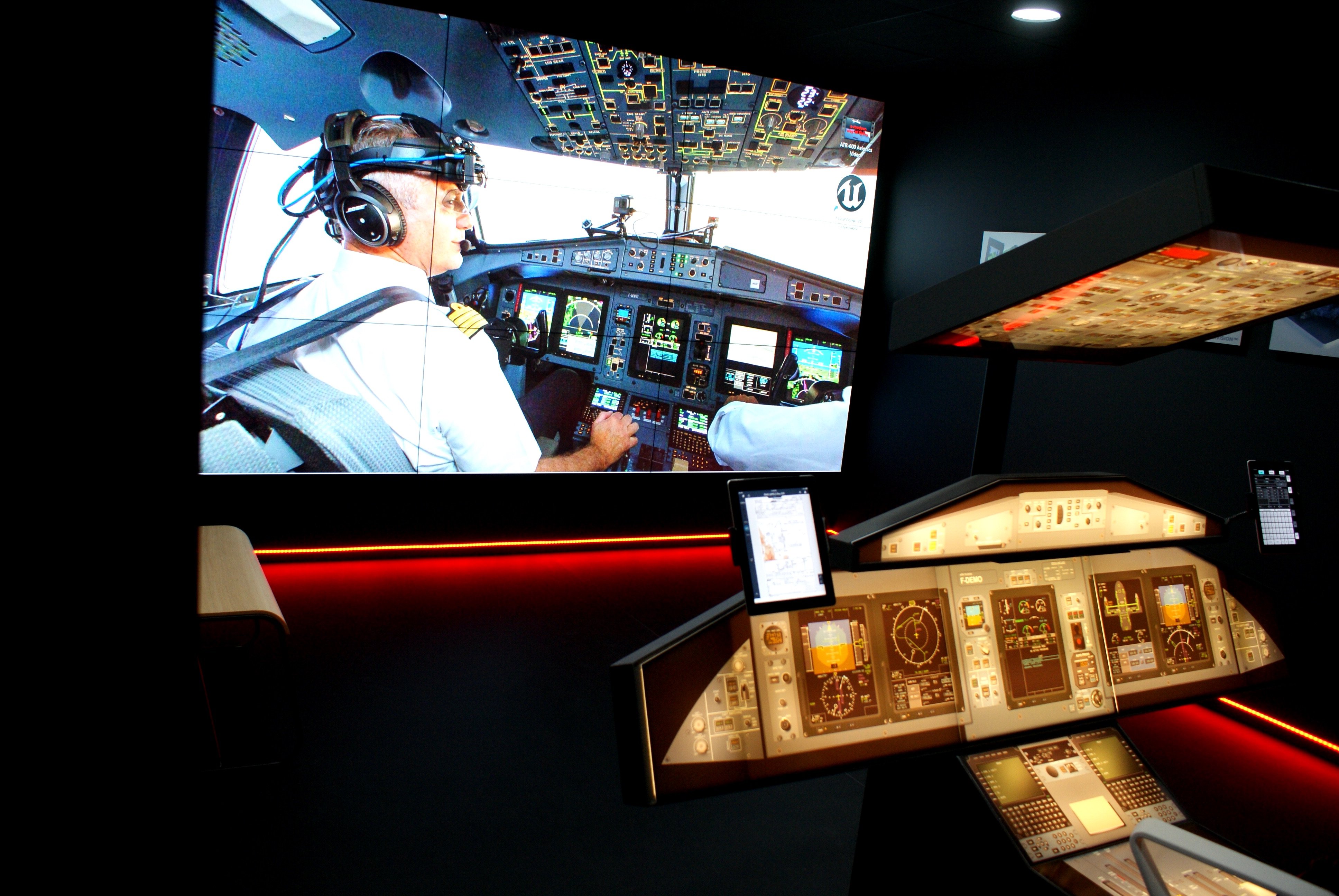 Le cockpit équipé d'un casque de réalité virtuelle permet d'expérimenter les dernières innovations d'aides au pilotage. LP/Paul Périé