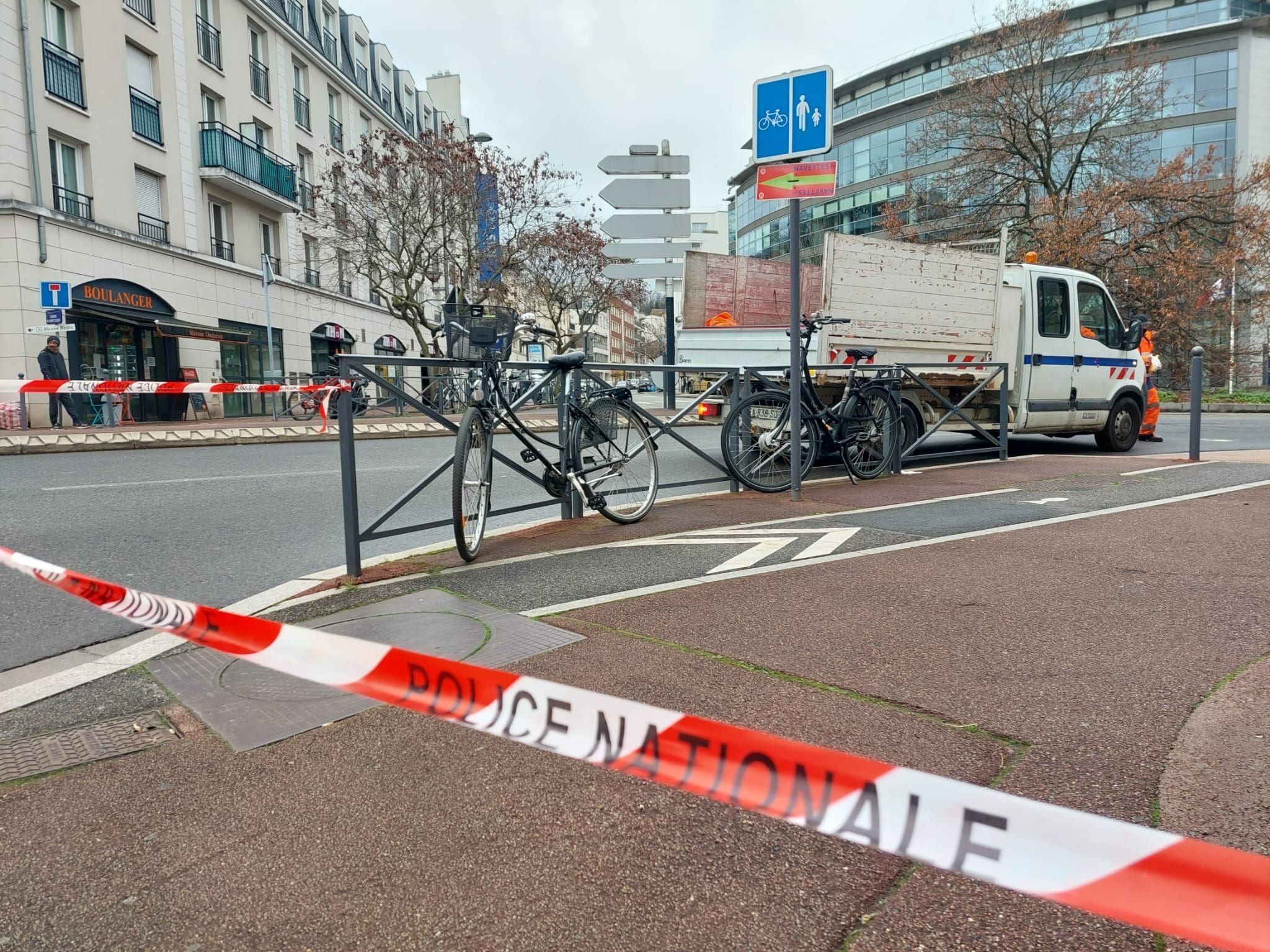 Issy-les-Moulineaux (Hauts-de-Seine), ce mercredi 28 décembre 2022. La victime est passée sous l'autobus alors que le véhicule quittait un arrêt. LP/Oliver Bureau