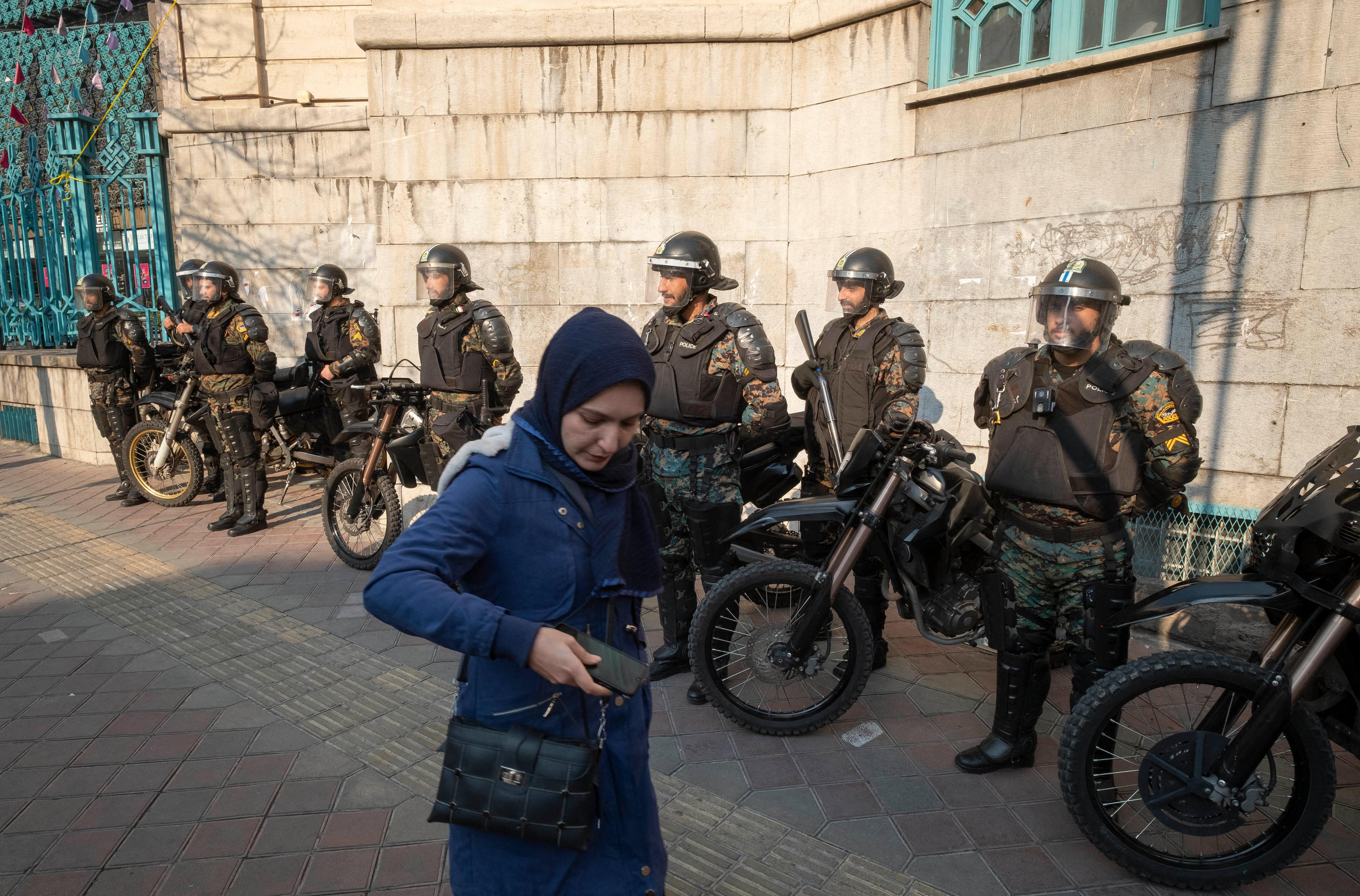 Le pouvoir iranien s'est lancé il y a peu dans une forte répression des femmes qui seraient mal ou pas voilées (Illustration). AFP/NurPhoto/Morteza Nikoubazl