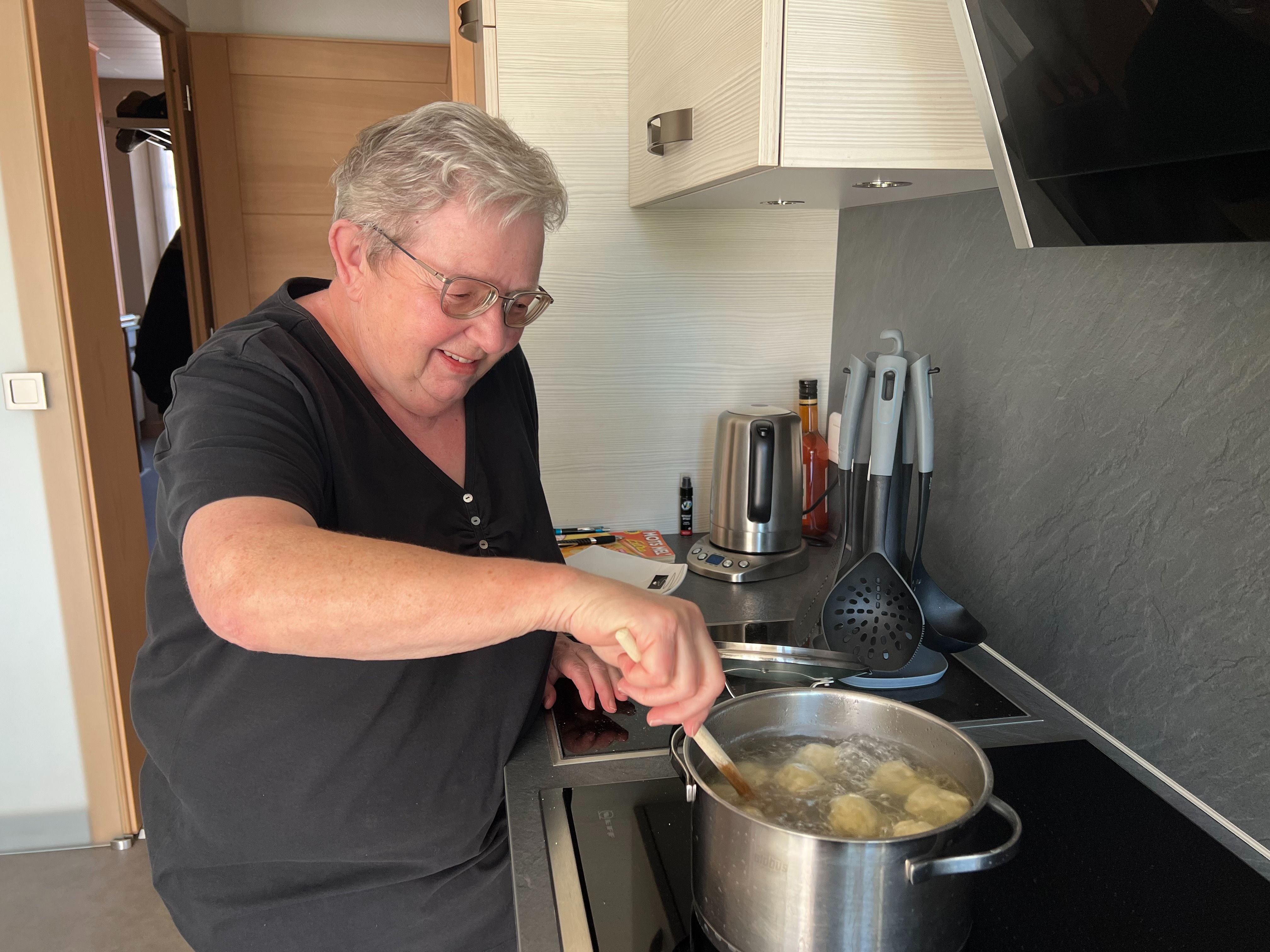 Arlette Bruppacher fait partie des Waldhambachoises qui cuisinent les fameuses ravioles farcies. LP/Martin Antoine
