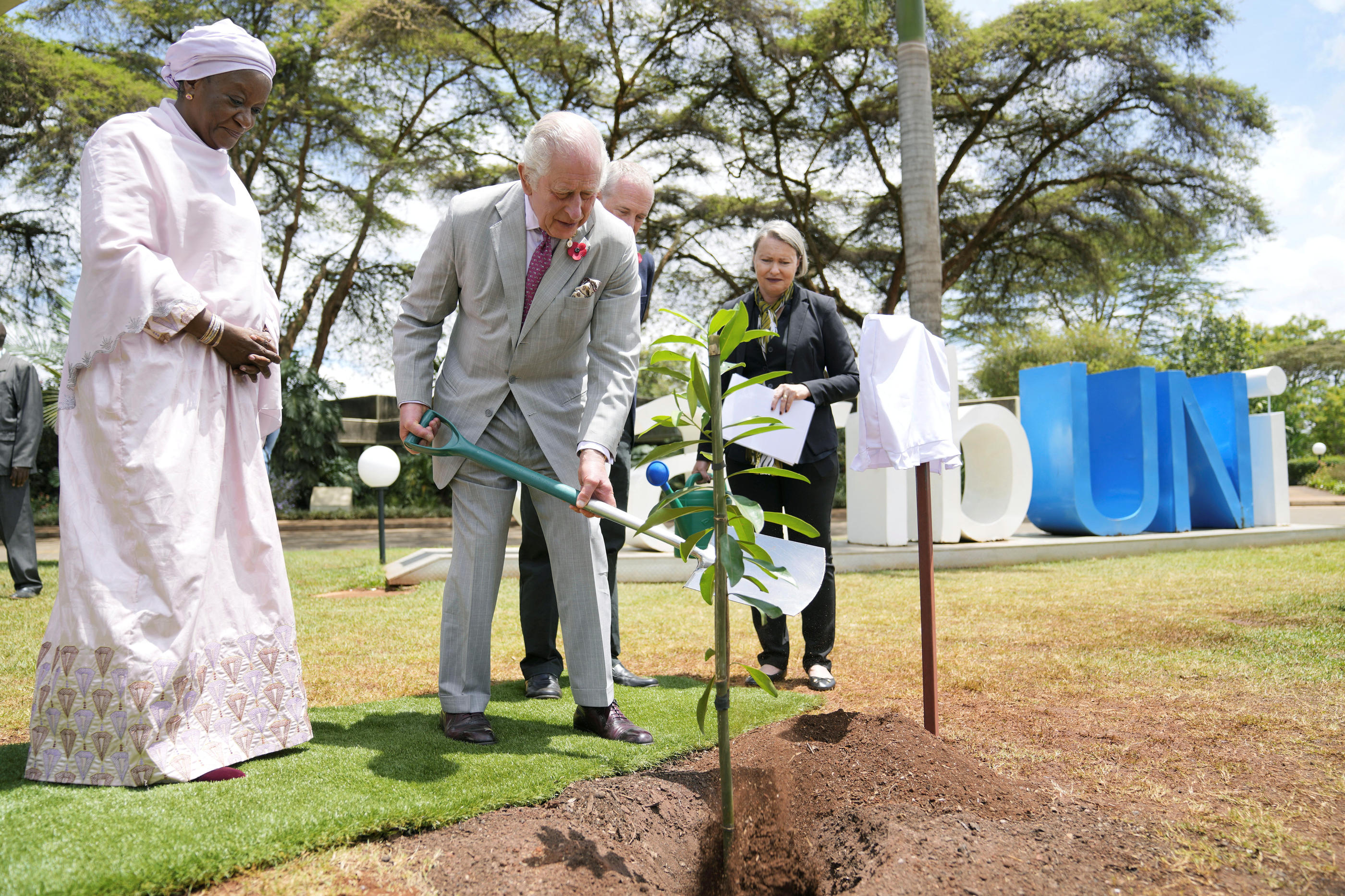 « Le réchauffement climatique, la perte de biodiversité » sont « des  défis qui nous menacent tous et ne pourront être relevés que si toute la  société travaille ensemble dans un esprit d’action, de partenariat et  d’engagement », a expliqué le roi Charles III lors de sa visite au Kenya. ,REUTERS